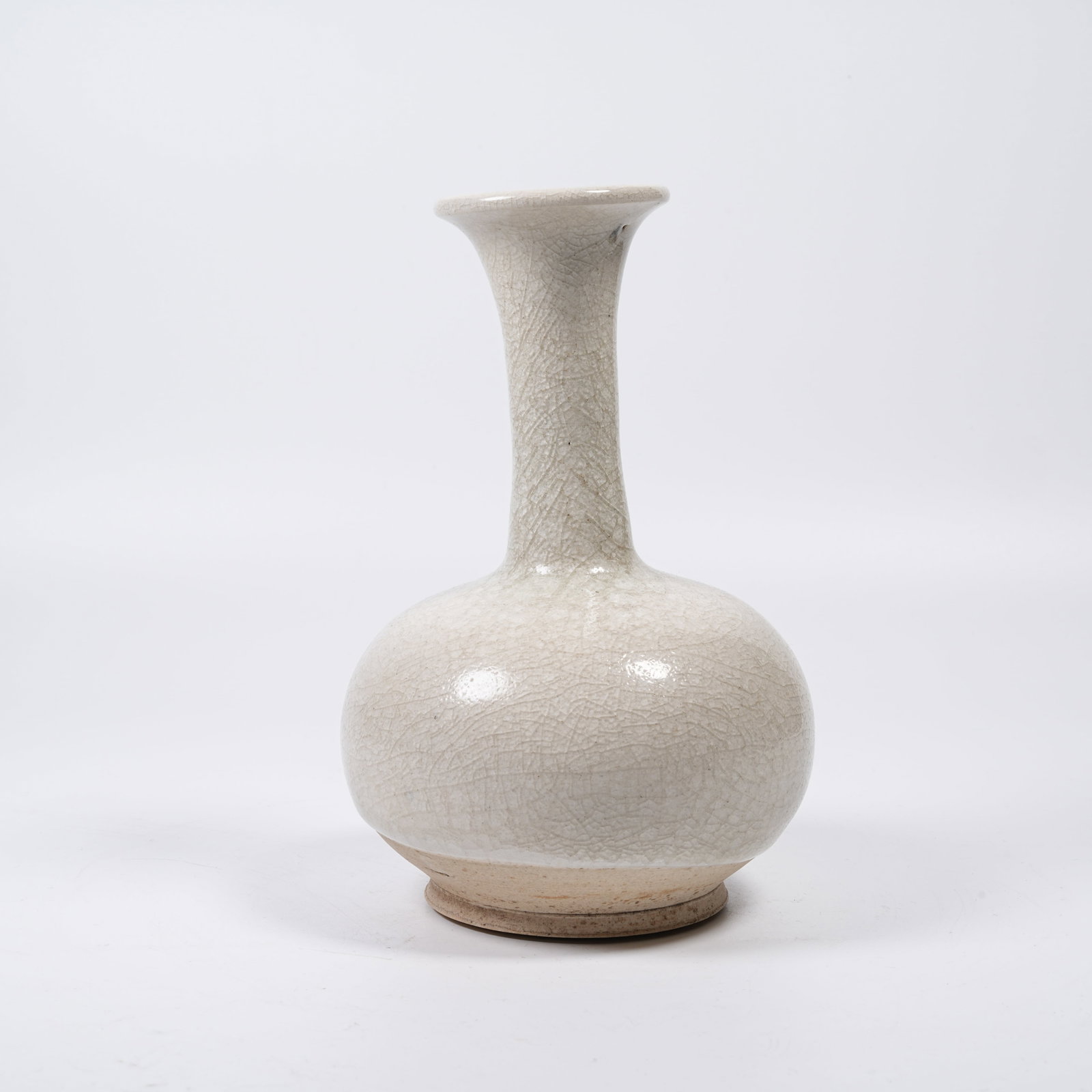 A SUI DYNASTY WHITE GLAZE LONG-NECK VASE: Sui Dynasty White Glaze Long-neck Vase