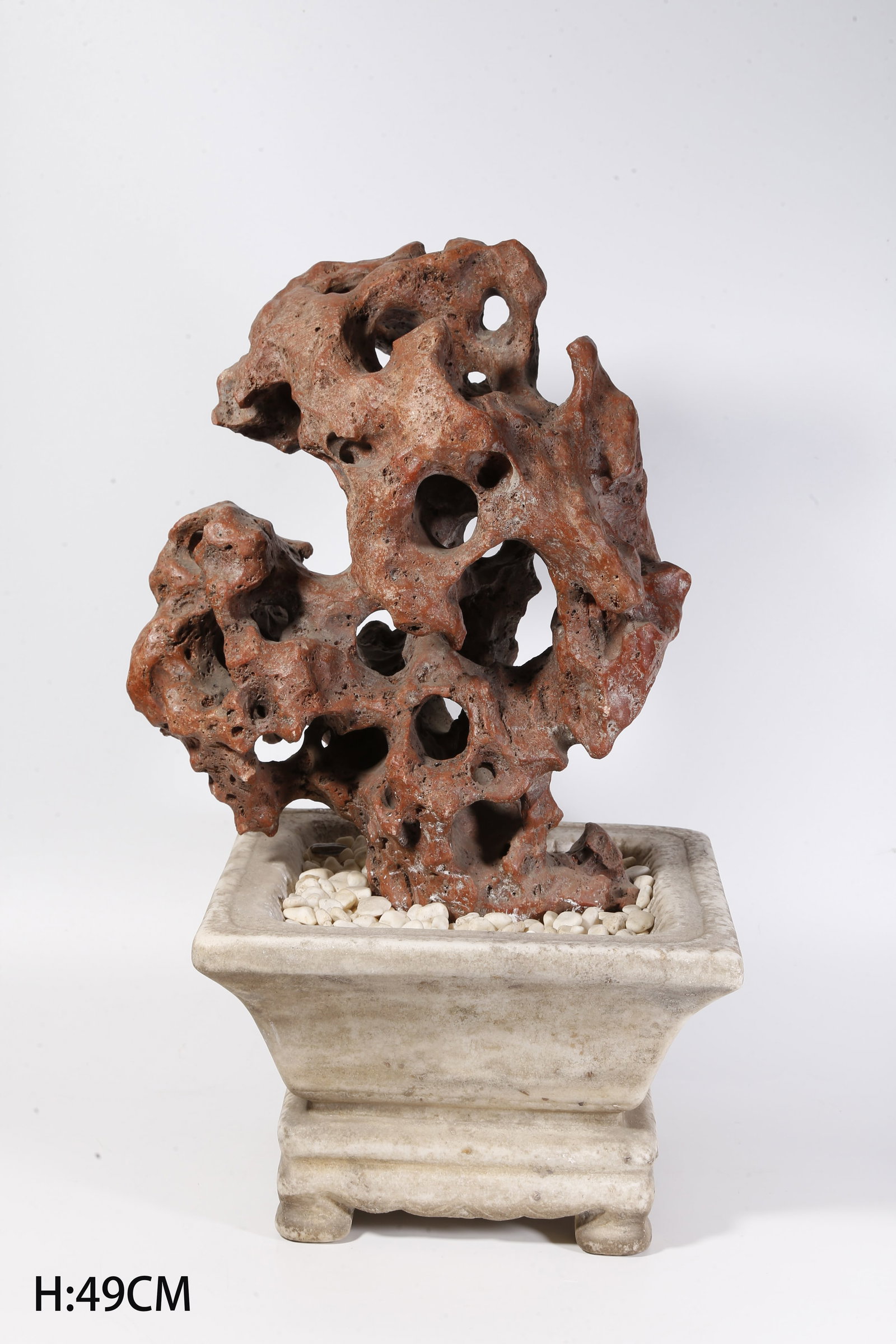 A STONE MOUNTAIN-SHAPED ORNAMENT: Stone Mountain-shaped Ornament