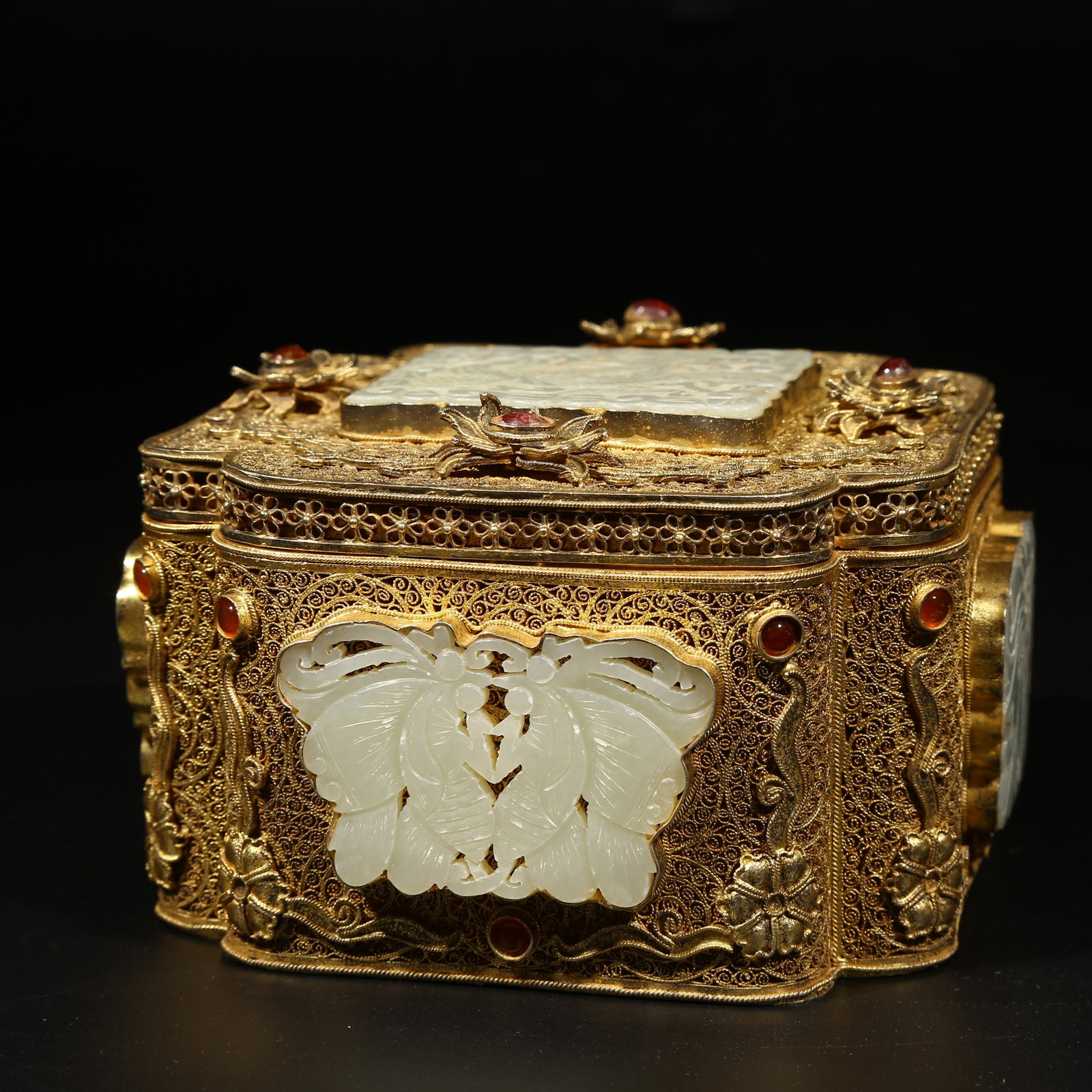 A GILDED SILVER FILIGREE LIDDED BOX INLAID WITH HETIAN JADE: Gilded silver filigree lidded box inlaid with Hetian jade