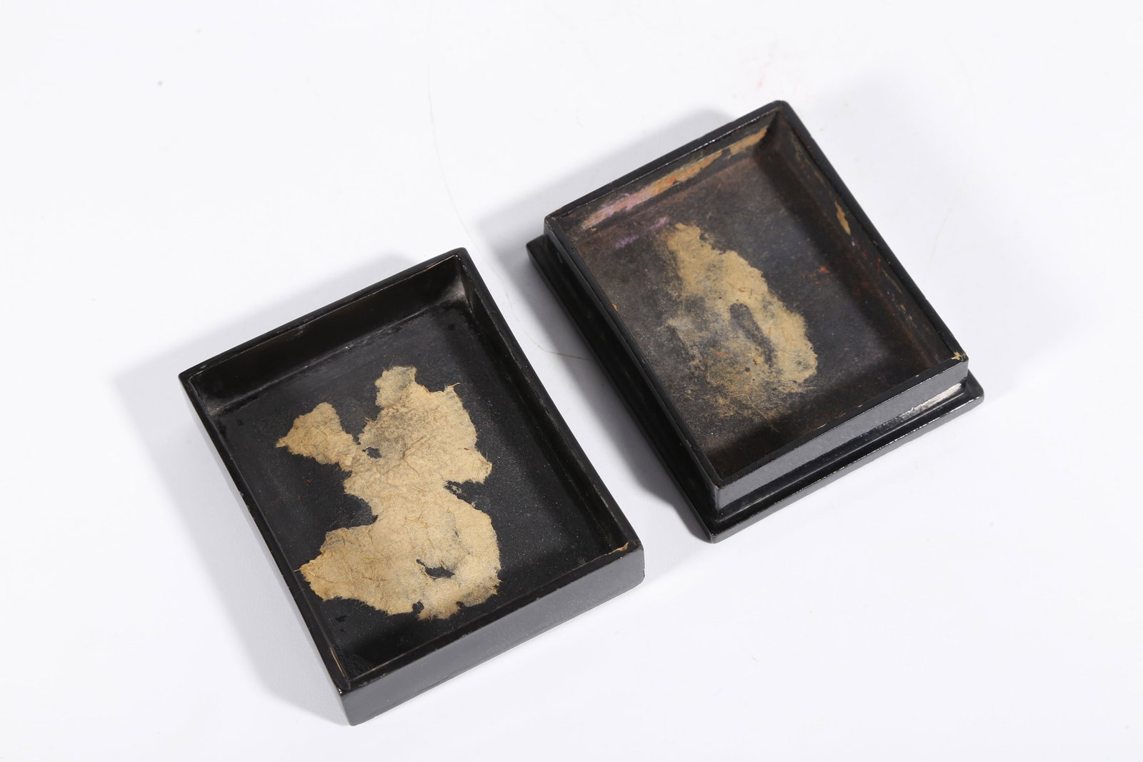 A GILT LACQUER COVERED BOX WITH LANDSCAPE PATTERN - 8