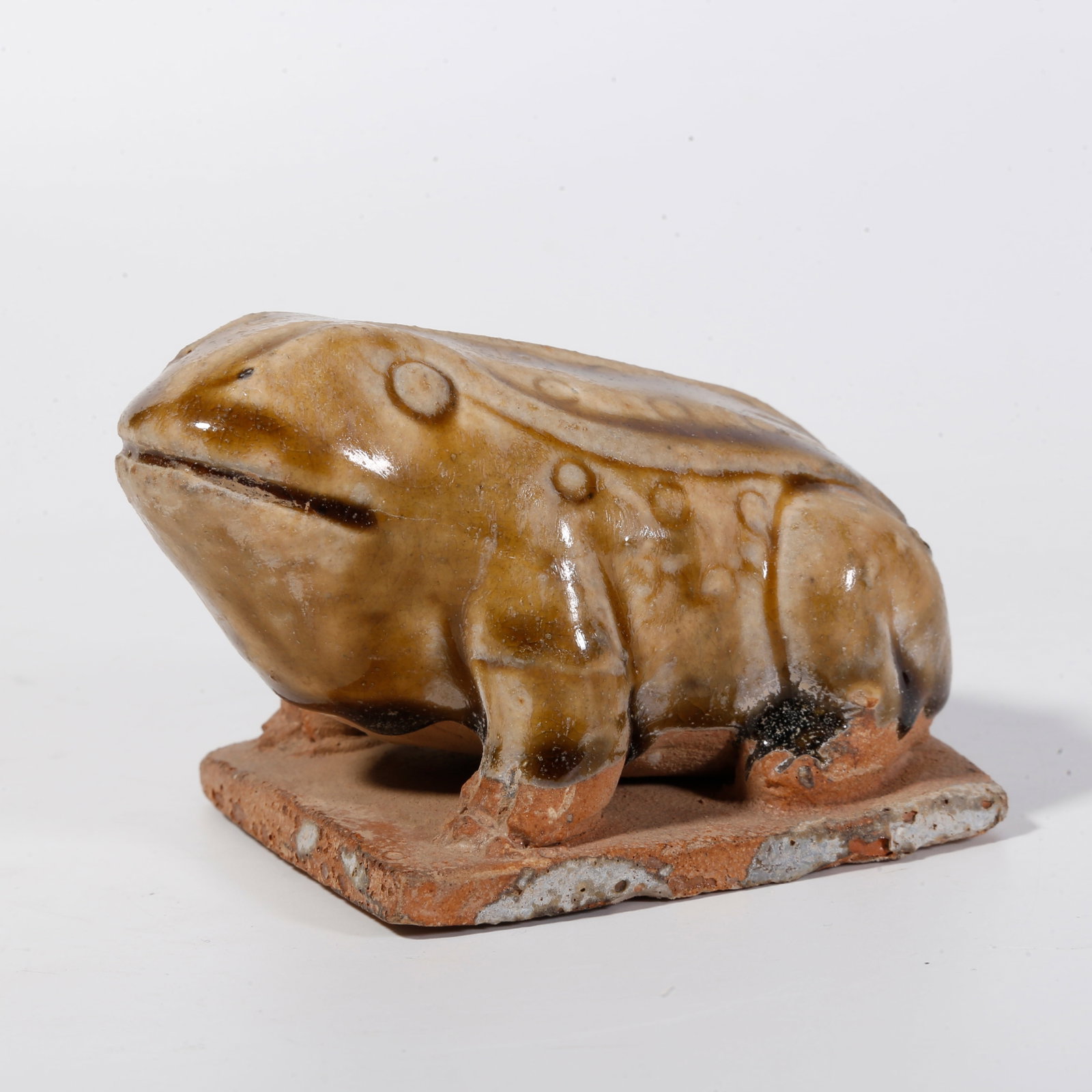 A ANCIENT KILN GOLDEN TOAD-SHAPED ORNAMENT: Ancient Kiln Golden Toad-shaped Ornament