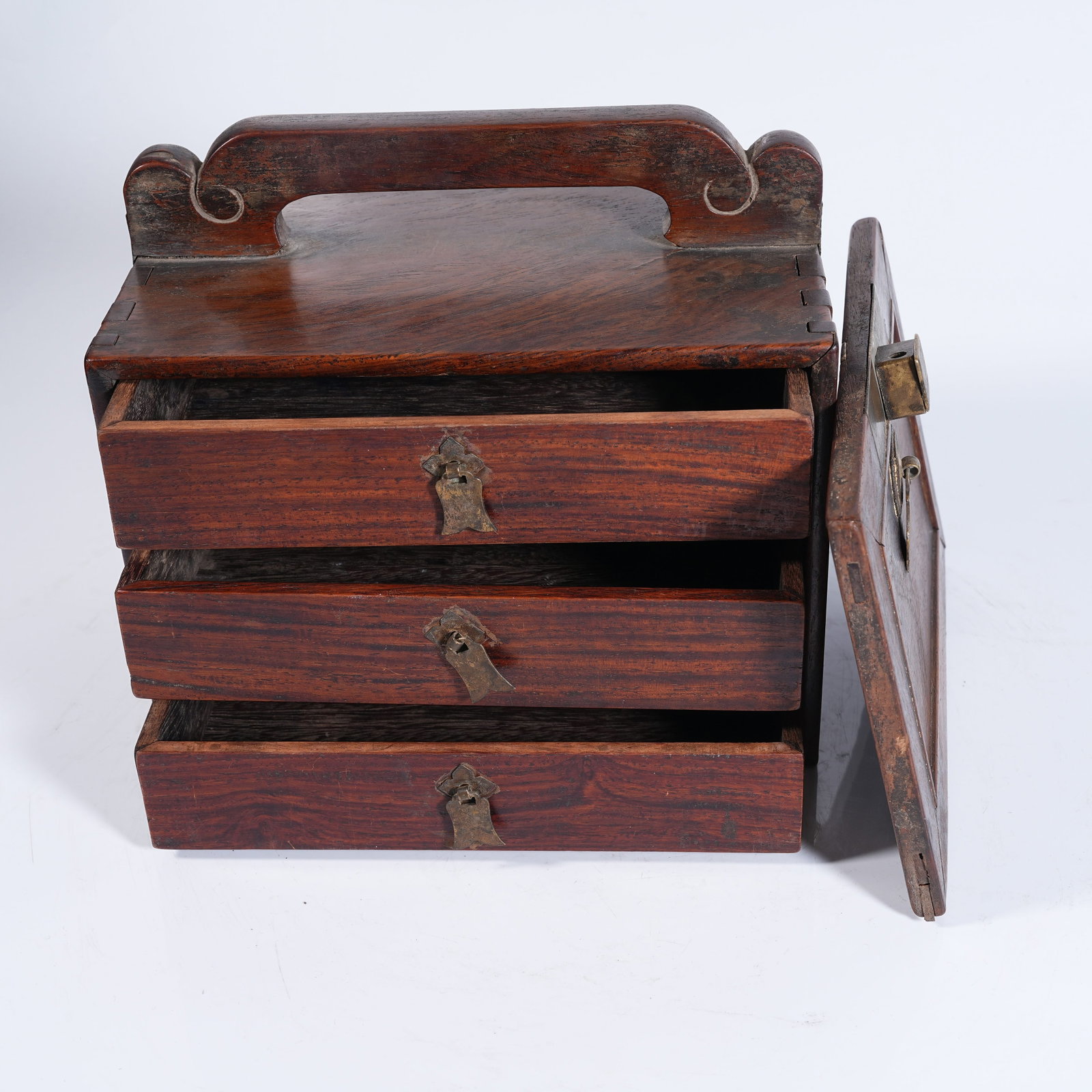 A HUANGHUALI WOOD LIDDED BOX WITH HANDLE (1 of 10)