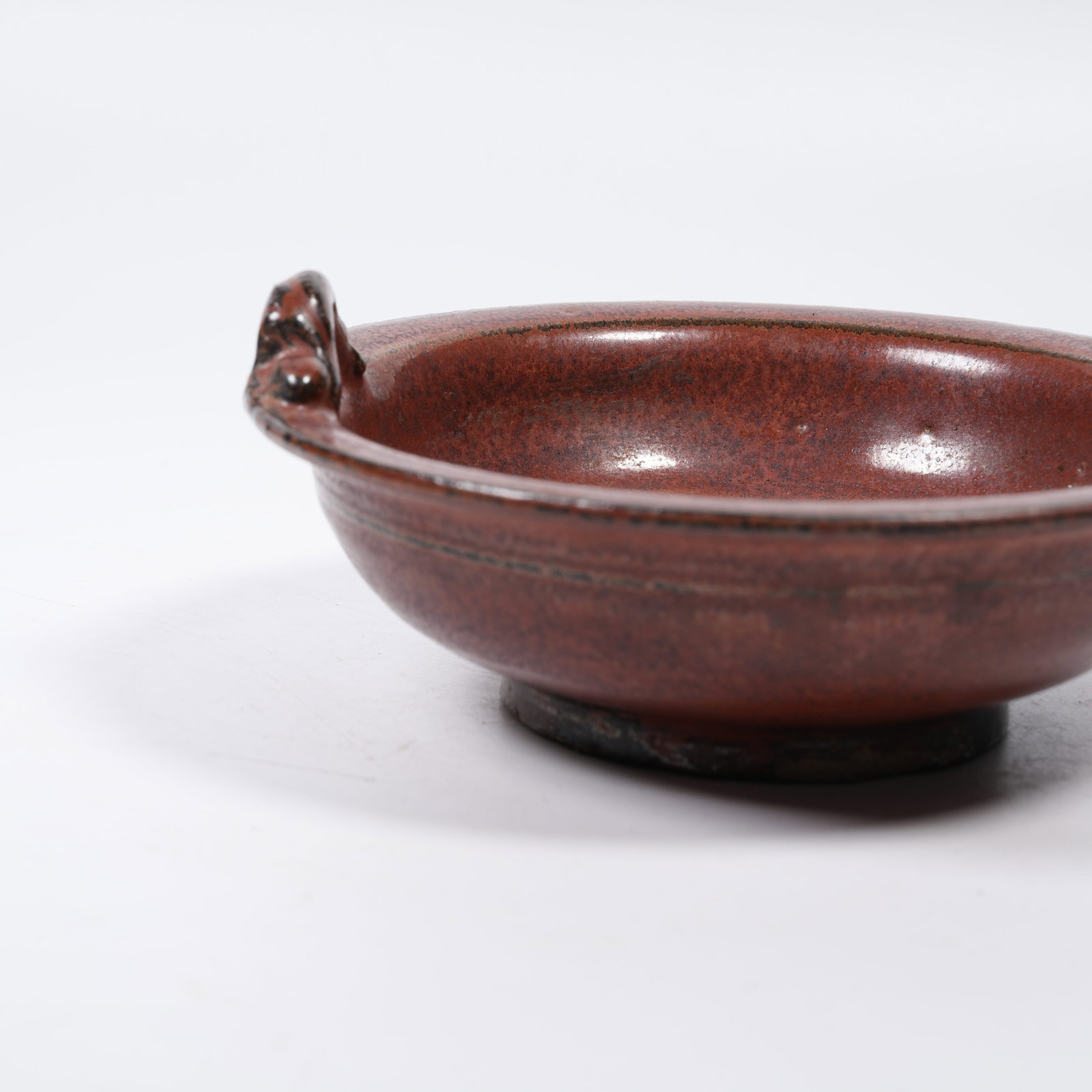 A PERSIMMON-RED GLAZE SMALL TWO-LOOP DISH - 6