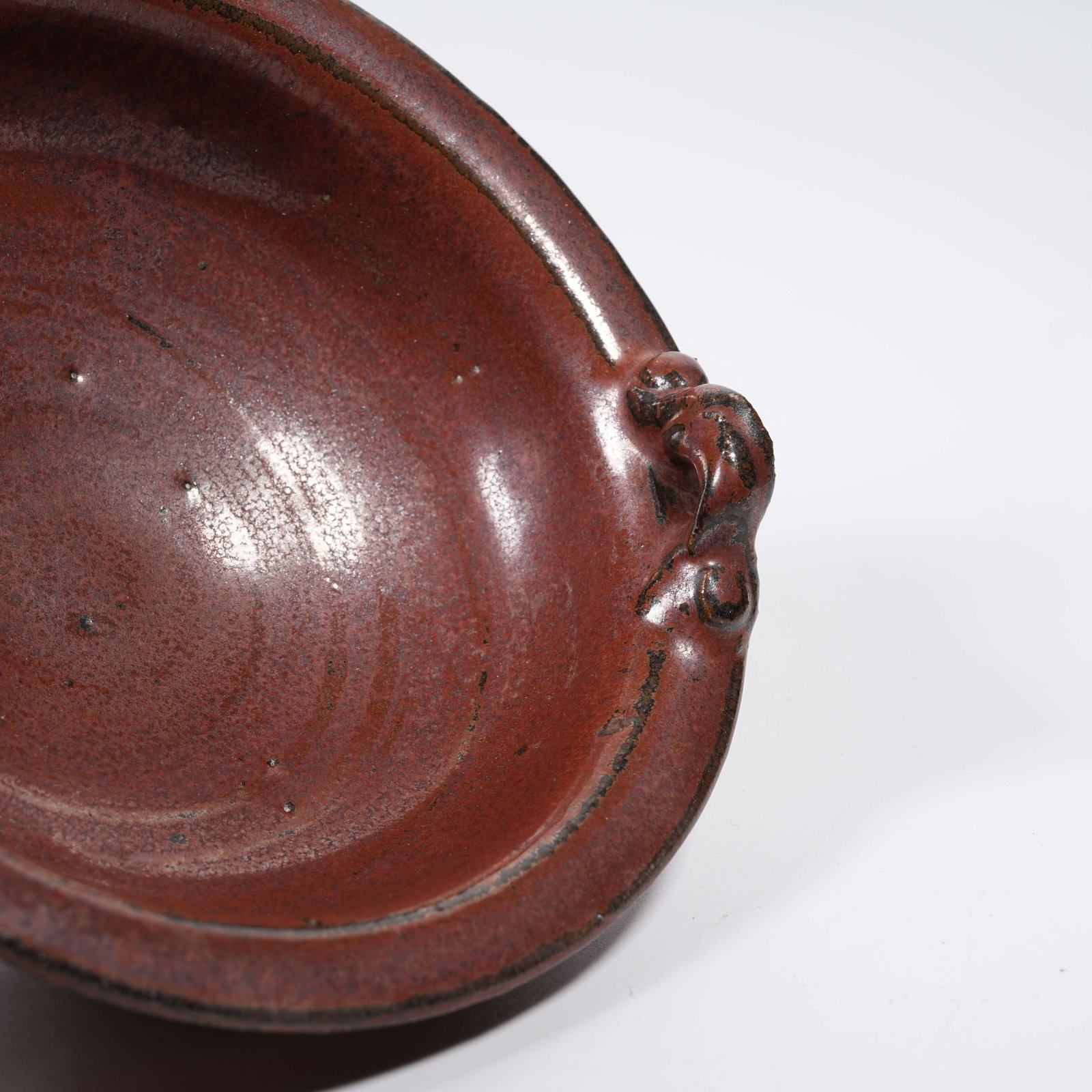 A PERSIMMON-RED GLAZE SMALL TWO-LOOP DISH - 7