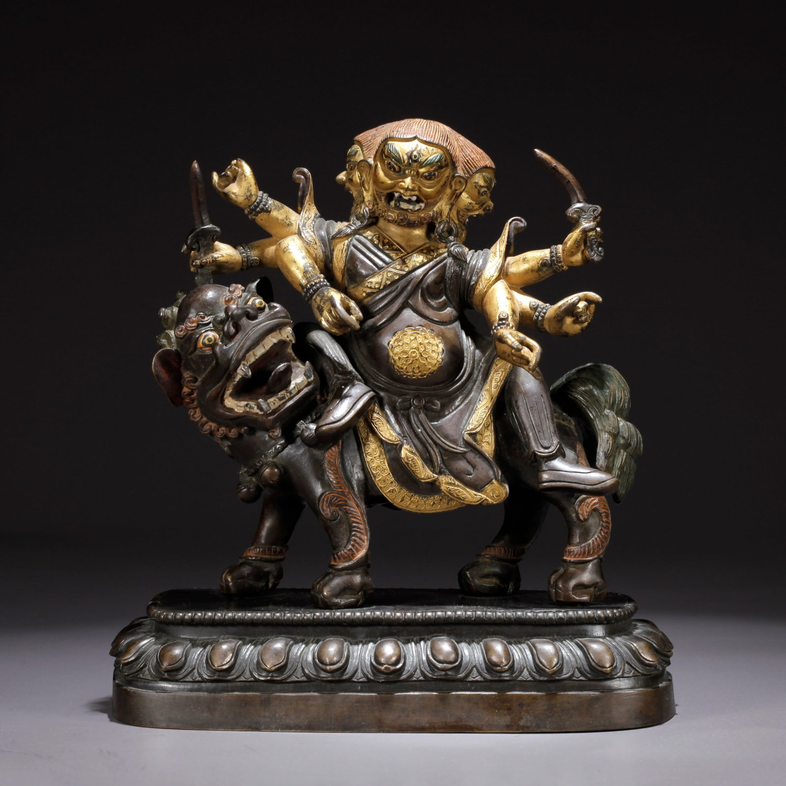 A GILDED BRONZE BUDDHA STATUE: Gilded Bronze Buddha Statue