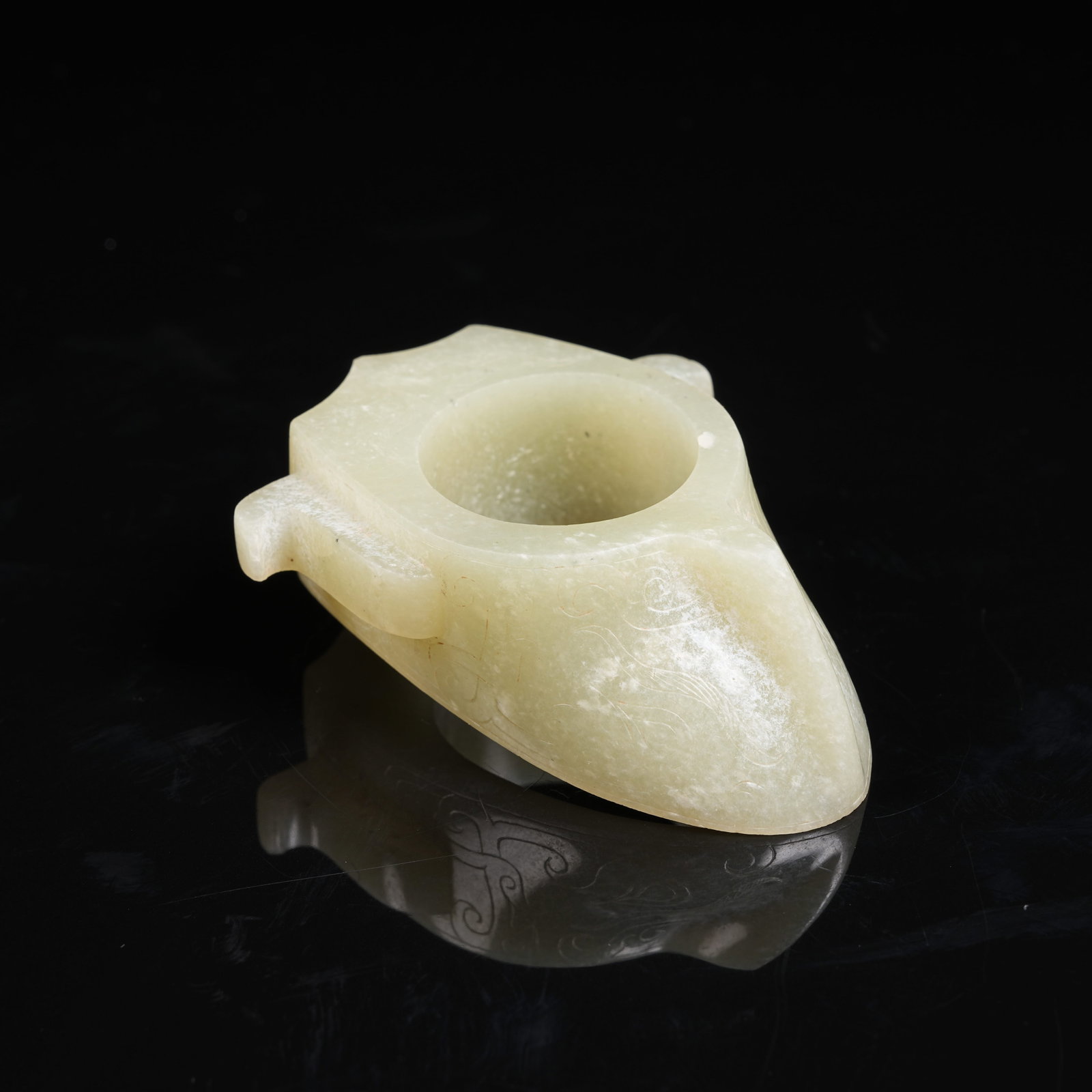A ARCHAIC JADE ARCHER'S THUMB RING (1 of 8)