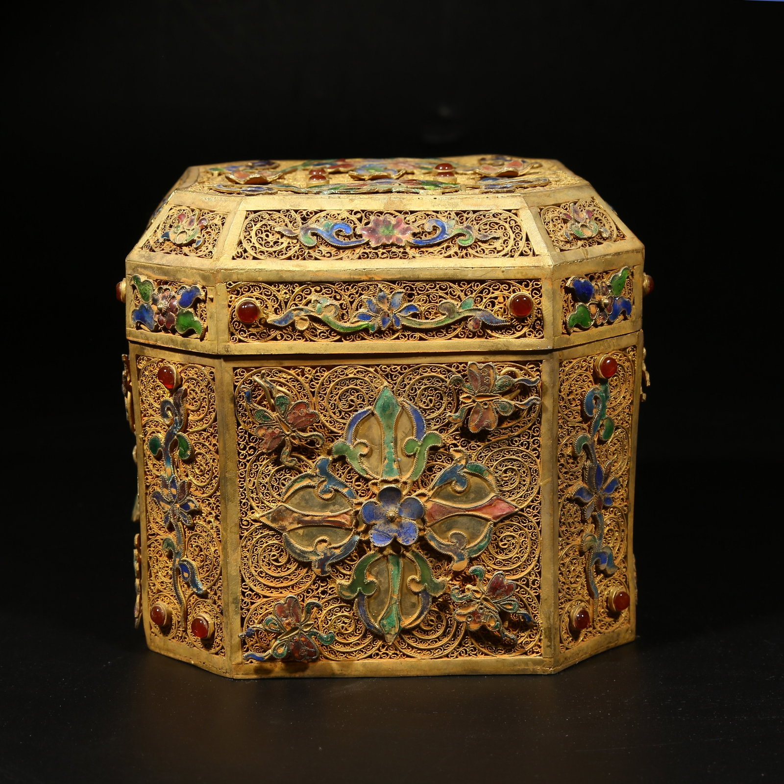 A GILDED SILVER FILIGREE CLOISONNÉ LIDDED BOX WITH ENTWINED FLORAL SCROLLS: Gilded silver filigree cloisonne lidded box with entwined floral scrolls