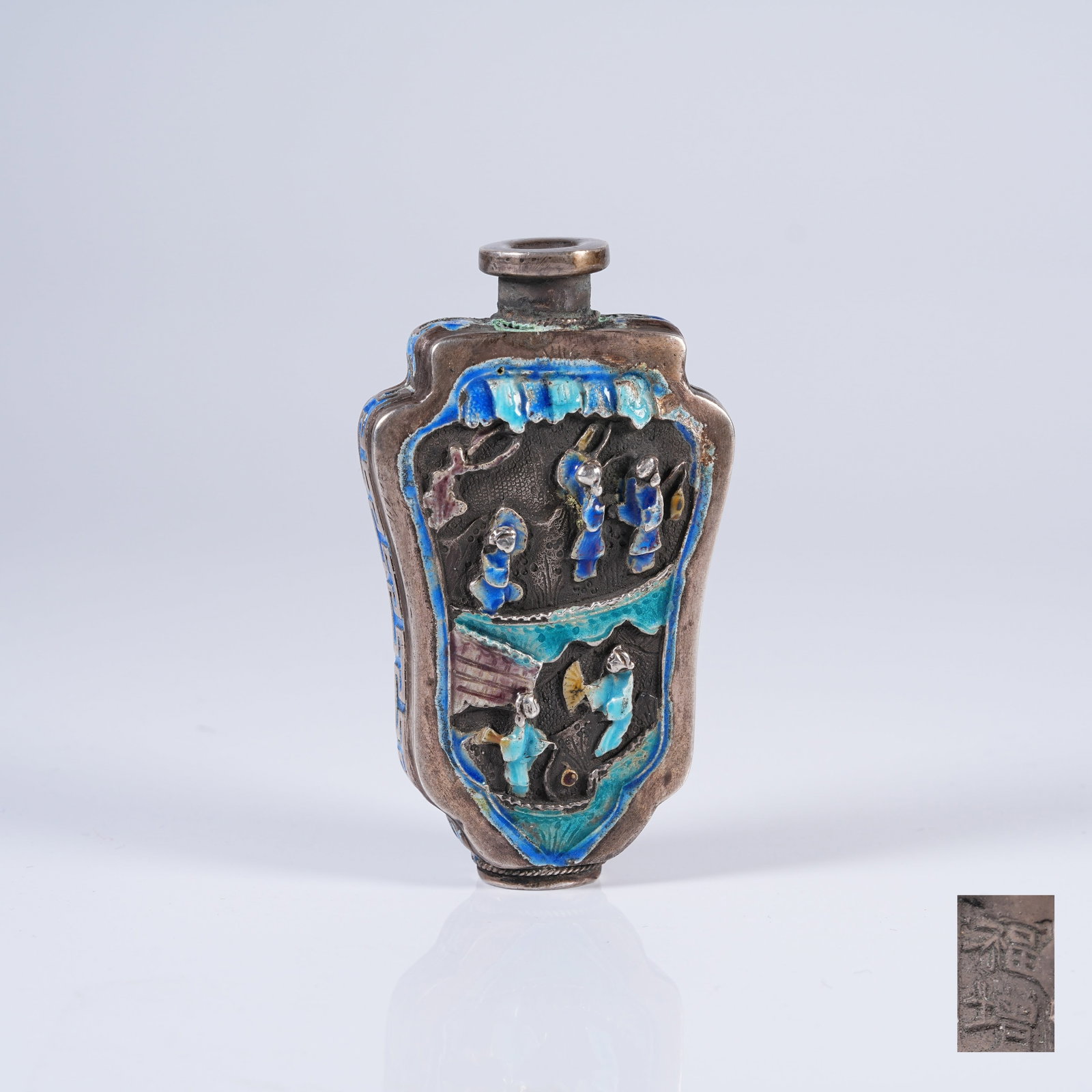 A ENAMELED SILVER SNUFF BOTTLE WITH FIGURE STORY PATTERN (1 of 9)