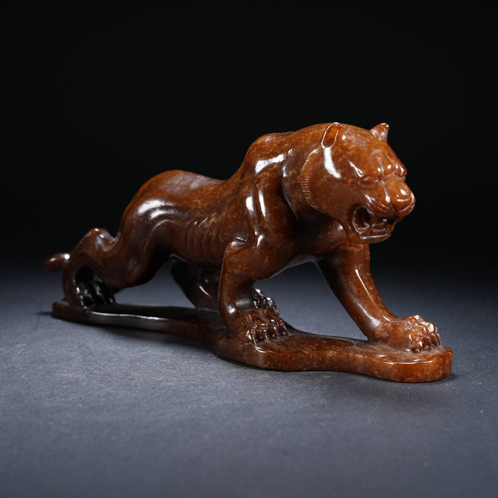 A ARCHAIC JADE TIGER ORNAMENT (1 of 8)