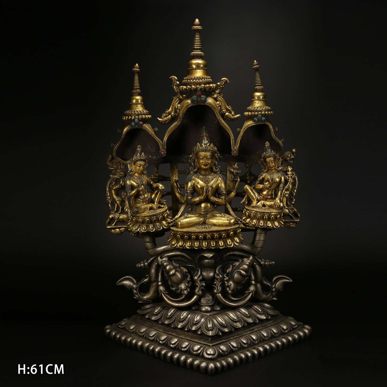 A GILT BRONZE STATUE OF FOUR-ARMED AVALOKITESHVARA AND ATTENDANT BODHISATTVAS: Gilt bronze statue of Four-Armed Avalokiteshvara and Attendant Bodhisattvas