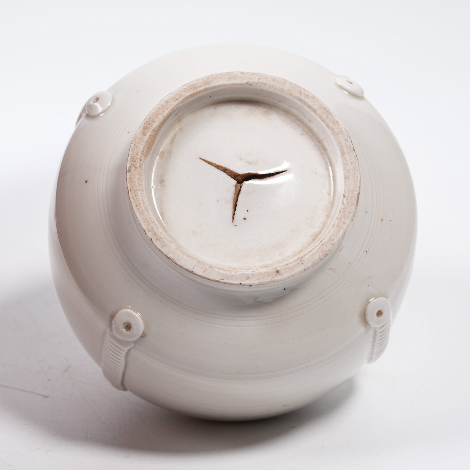 A DINGYAO FOUR-LOOP JAR - 8