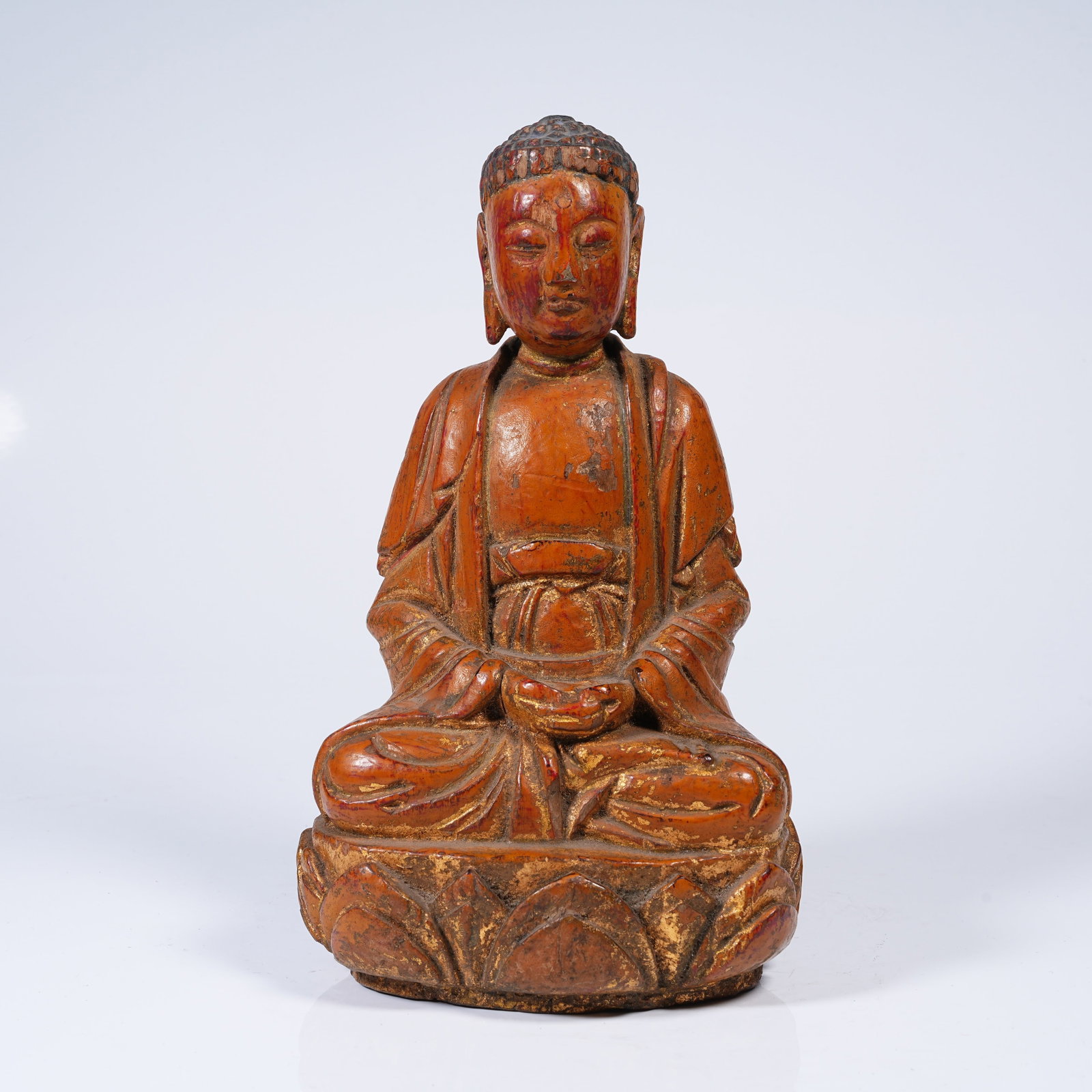 A GILT LACQUERED WOOD SAKYAMUNI STATUE: Gilt Lacquered Wood Sakyamuni Statue