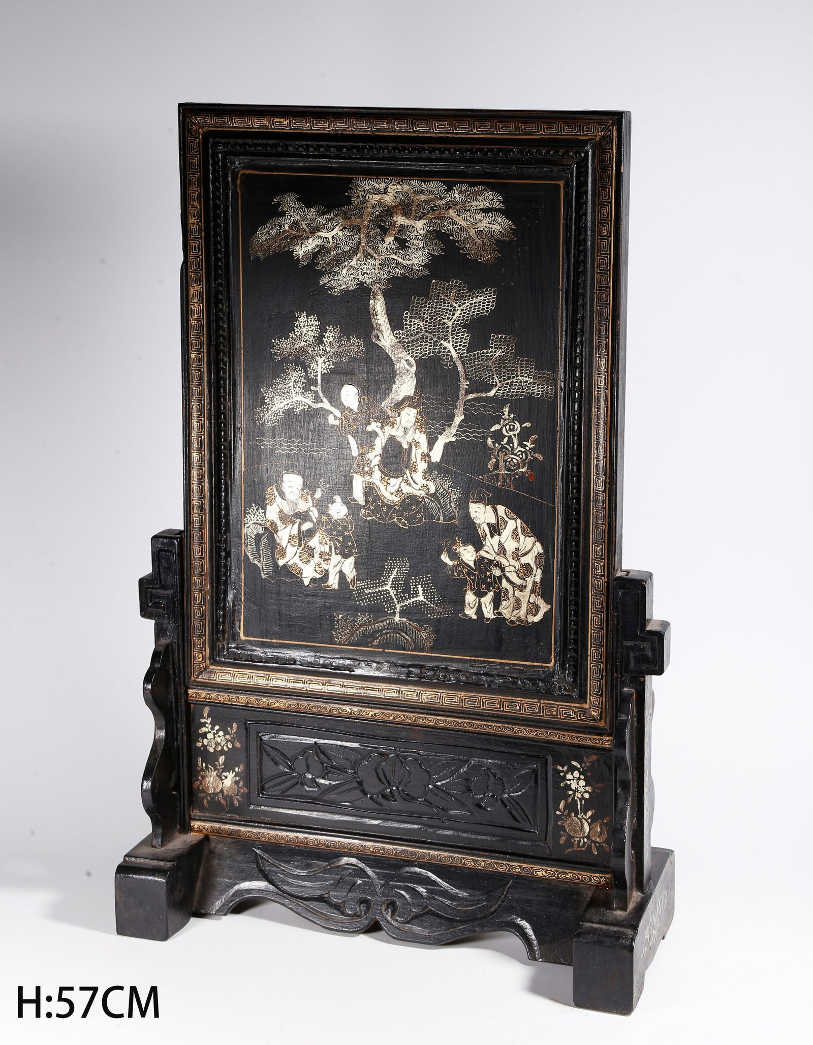A GILT LACQUER SCREEN WITH FIGURE STORY PATTERN (1 of 9)