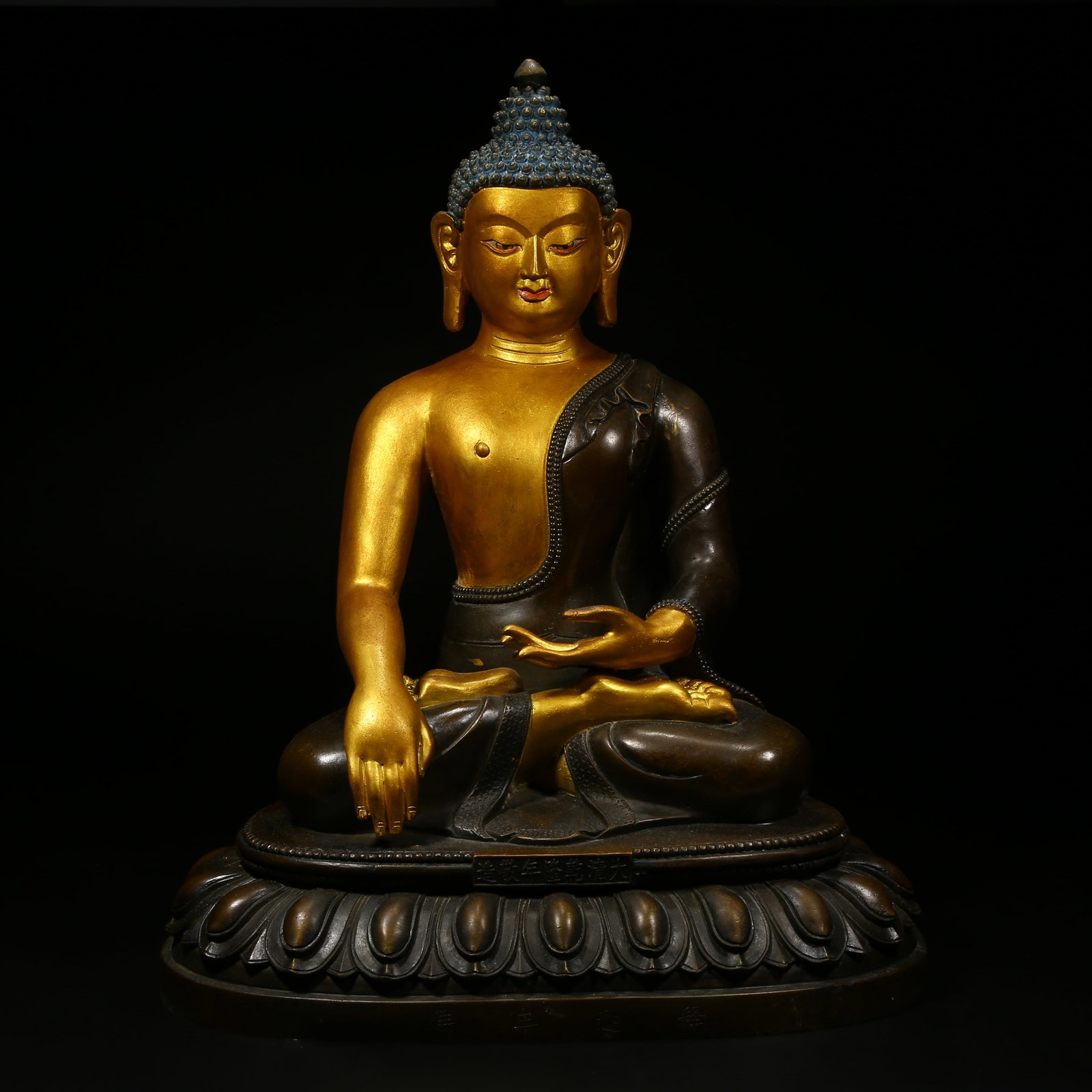 A GILT BRONZE STATUE OF SHAKYAMUNI BUDDHA: Gilt bronze statue of Shakyamuni Buddha