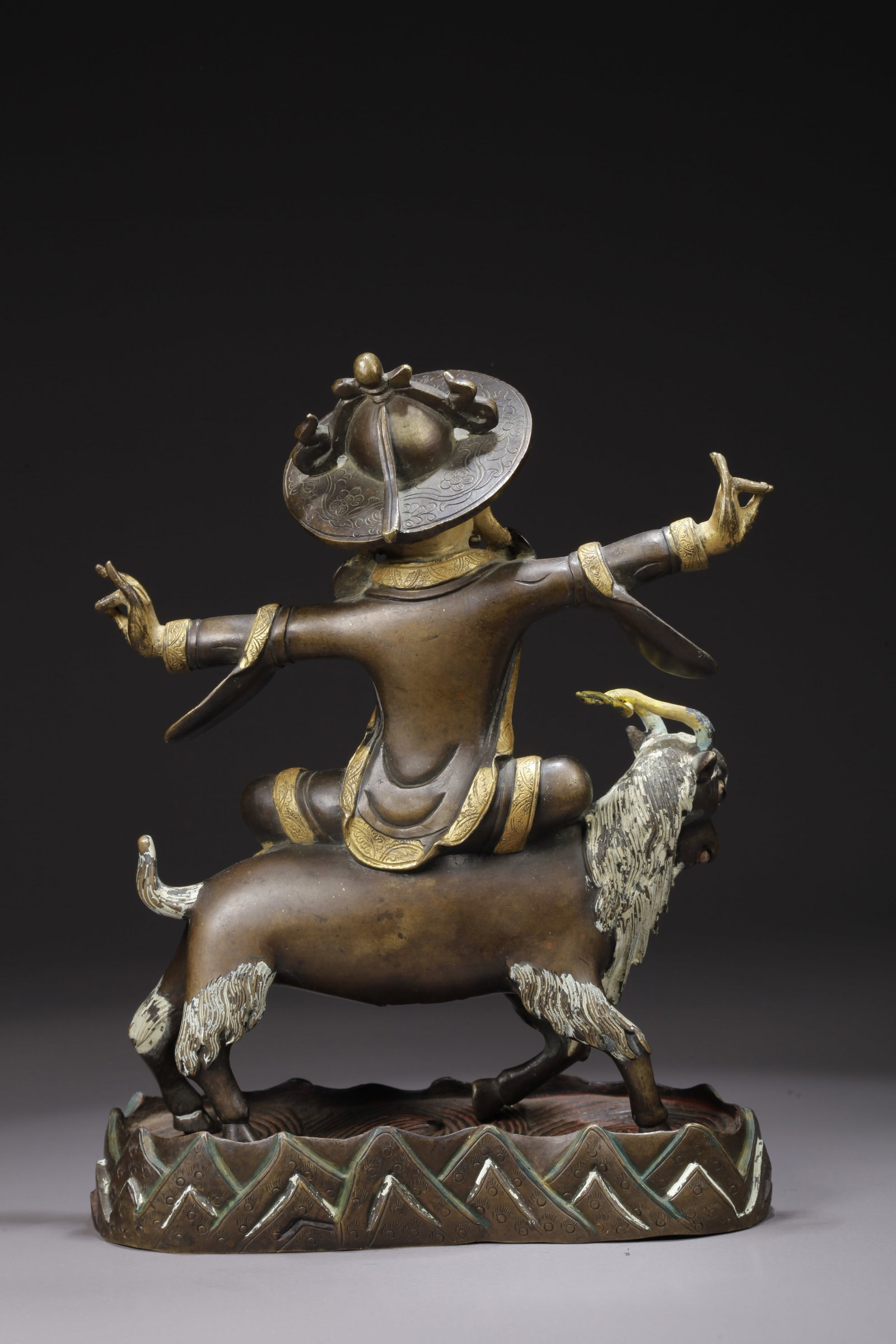 A GILDED BRONZE PROTECTOR DEITY STATUE - 5