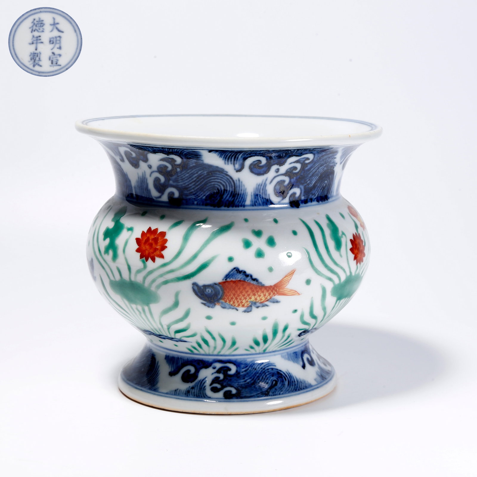 A DOUCAI FLOWER-FORM GU WITH FISH AND ALGAE PATTERN: Doucai Flower-Form Gu with Fish and Algae Pattern