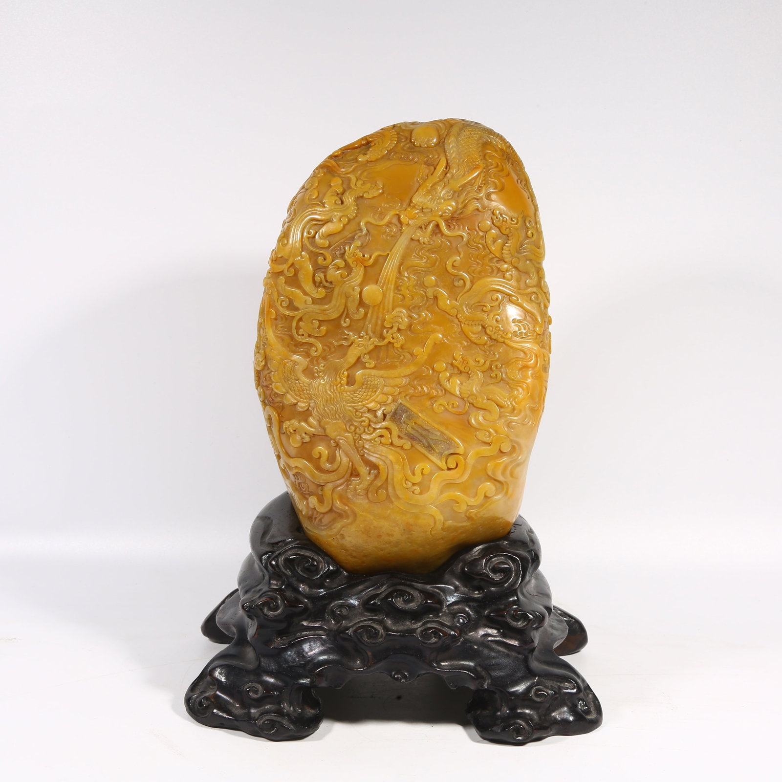 A SHOUSHAN TIANHUANG STONE MINIATURE MOUNTAIN WITH DRAGON AND PHOENIX PATTERN: Shoushan Tianhuang stone miniature mountain with dragon and phoenix pattern