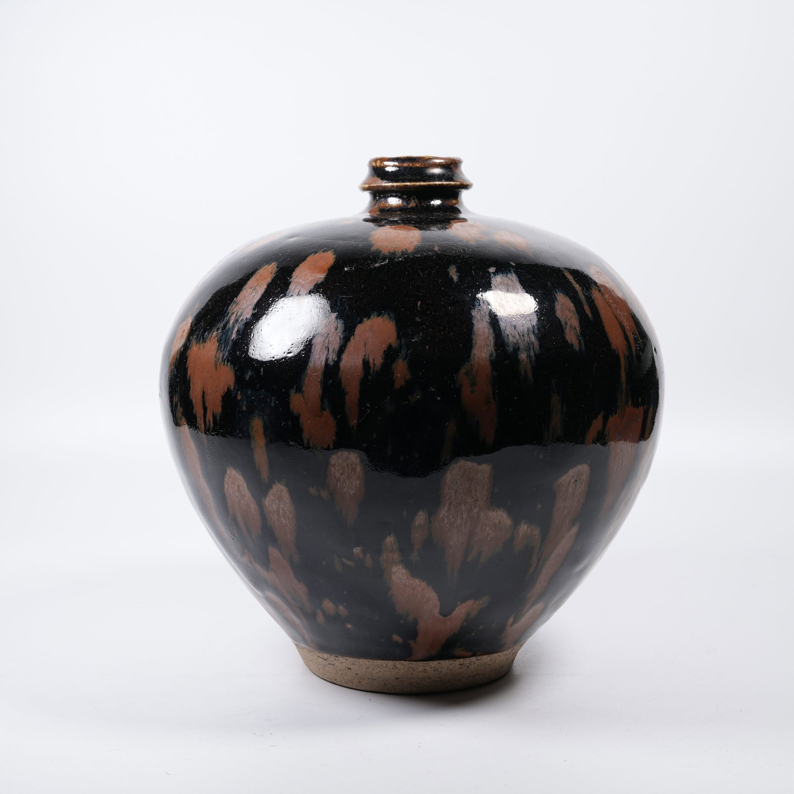 A CIZHOUYAO RULU VASE WITH RUST FLORAL PATTERNS: Cizhouyao Rulu Vase with Rust Floral Patterns