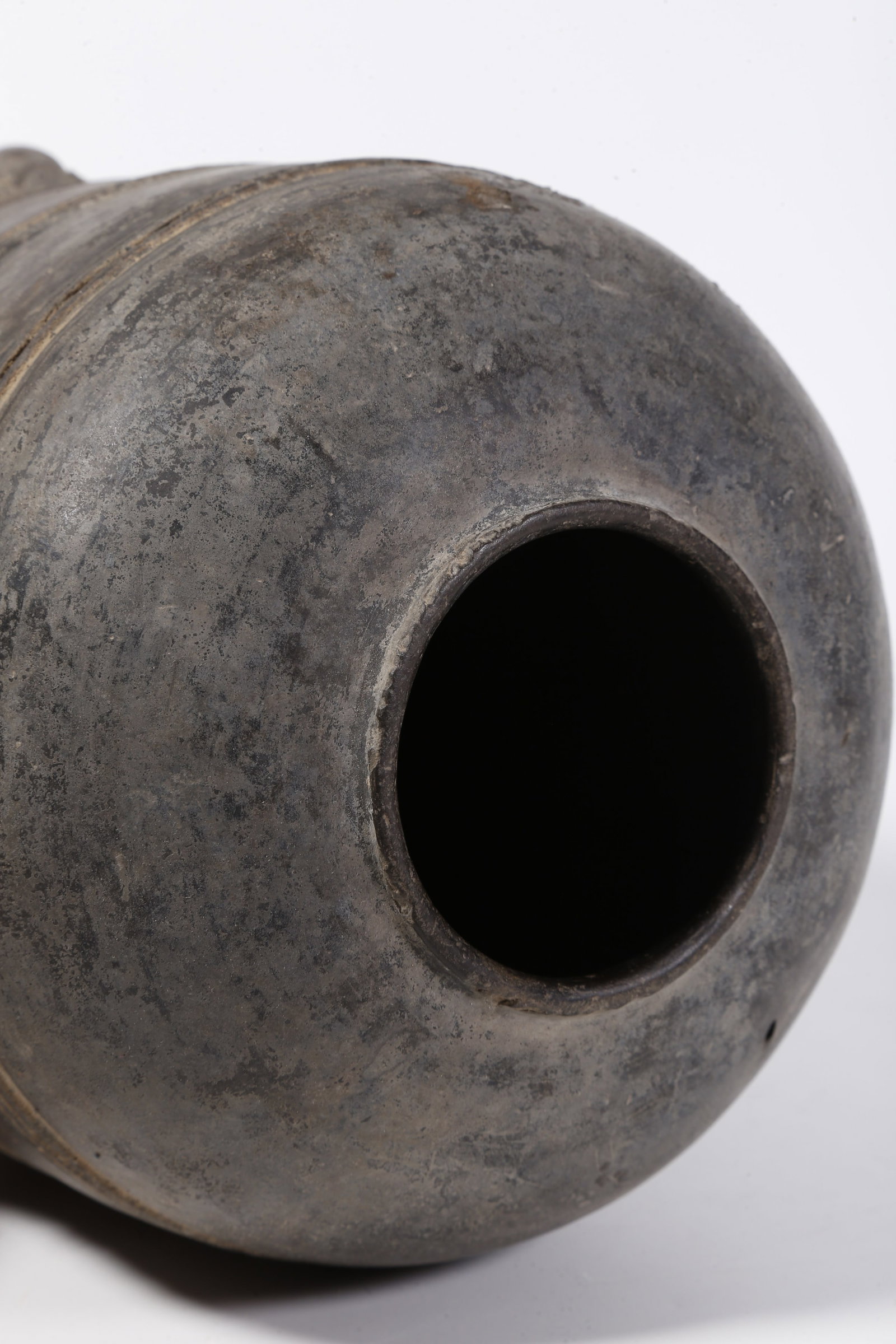 A BLACK POTTERY GRANARY JAR WITH STRING PATTERN - 8