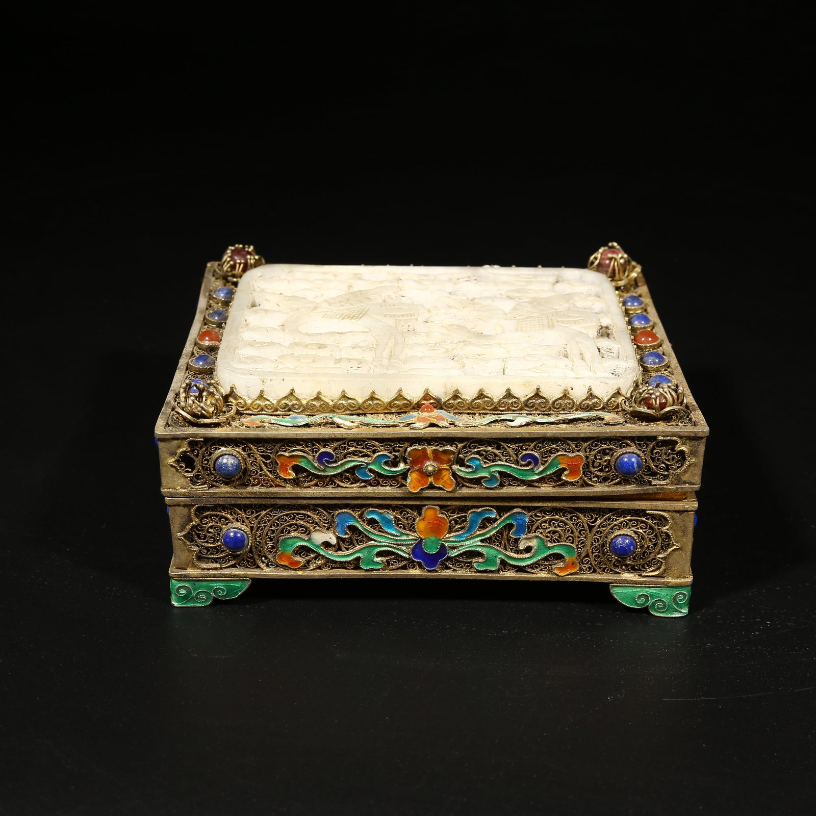 A GILDED SILVER FILIGREE CLOISONNÉ LIDDED BOX: Gilded silver filigree cloisonne lidded box