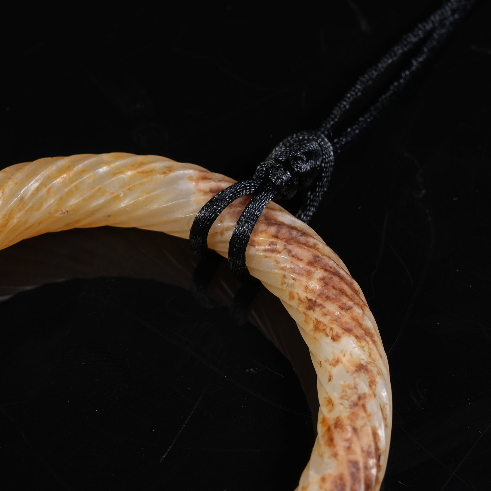 A ARCHAIC JADE TWISTED SILK PATTERN RING - 2