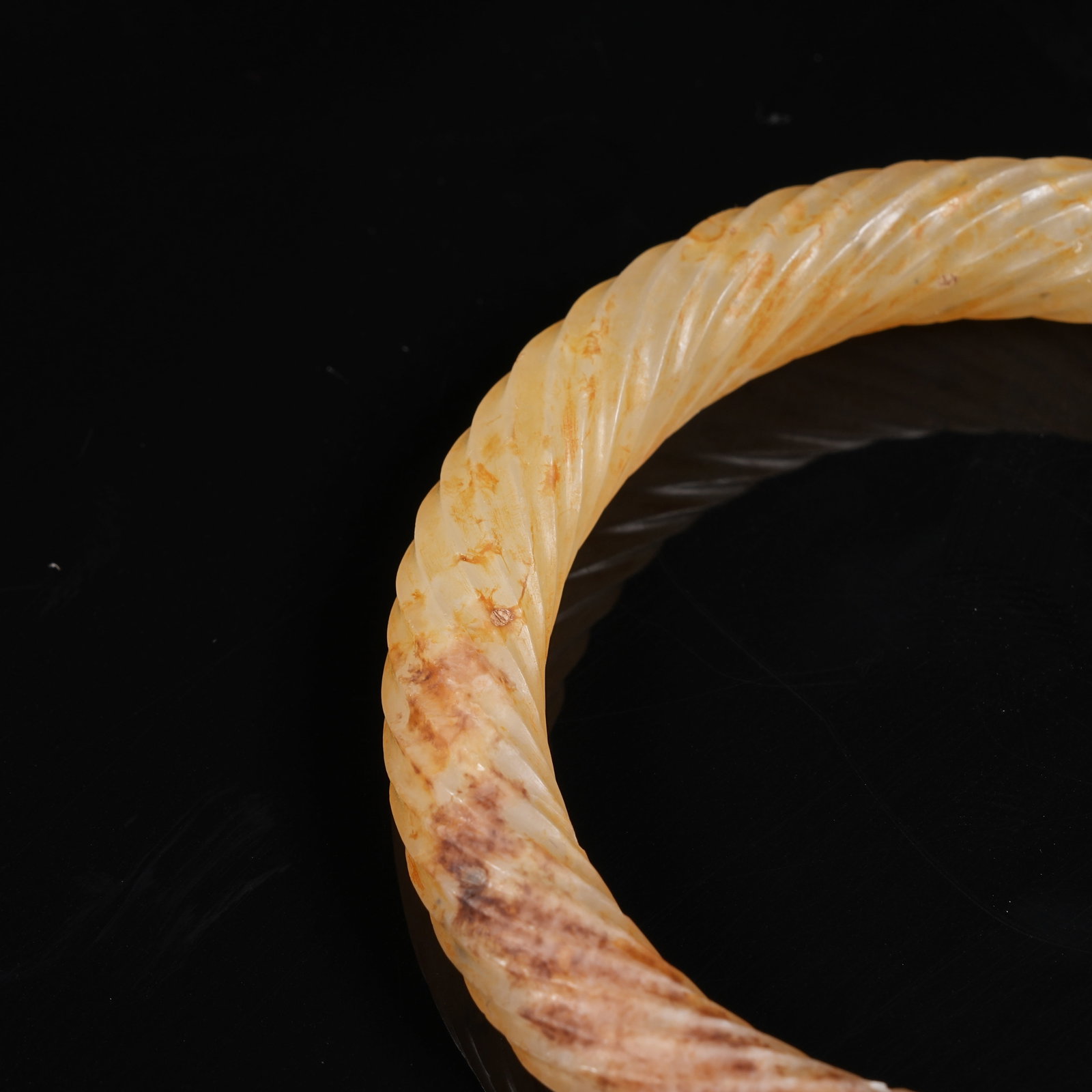 A ARCHAIC JADE TWISTED SILK PATTERN RING - 3