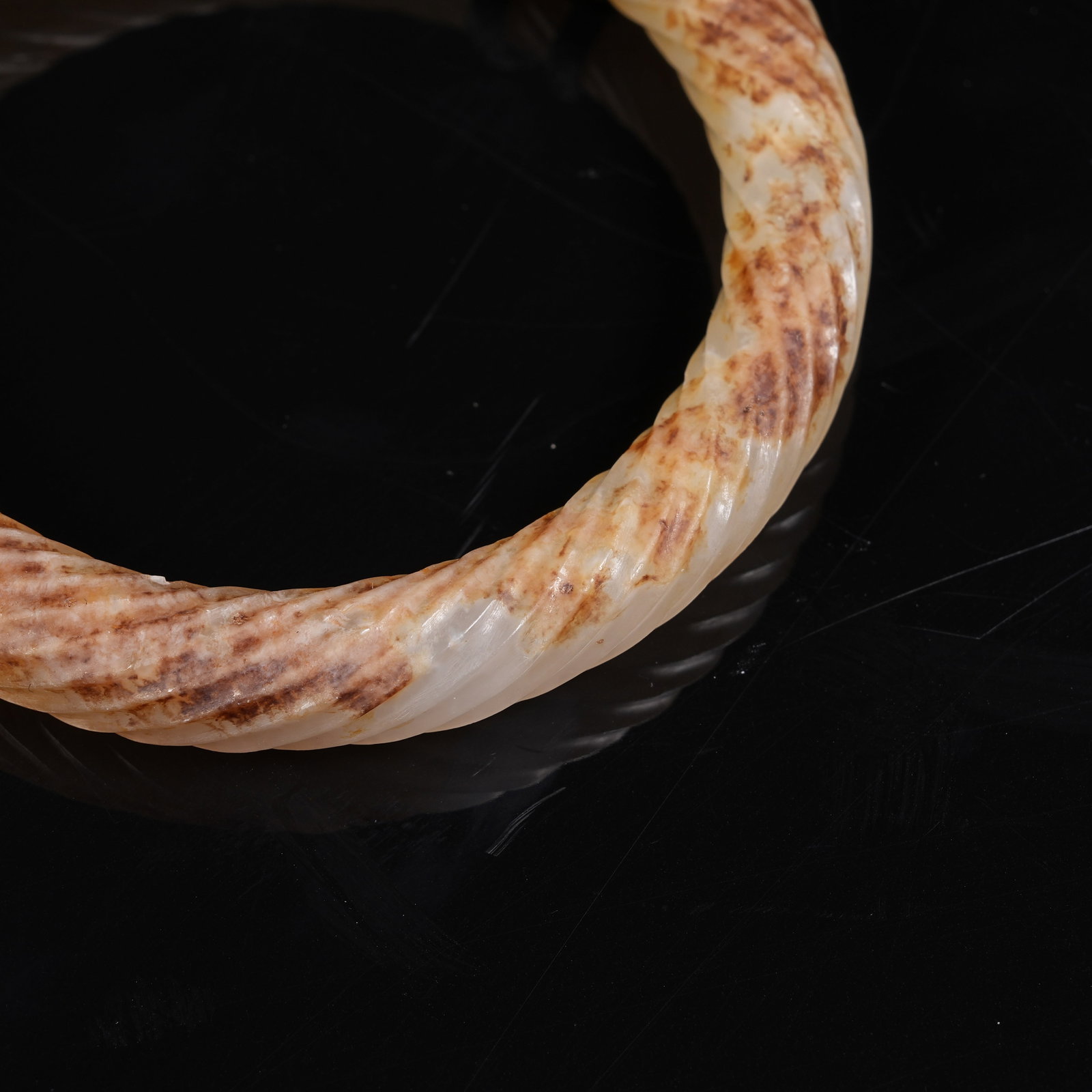 A ARCHAIC JADE TWISTED SILK PATTERN RING - 4
