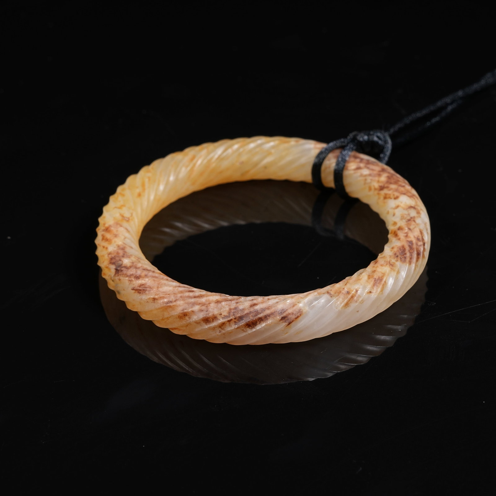 A ARCHAIC JADE TWISTED SILK PATTERN RING - 5