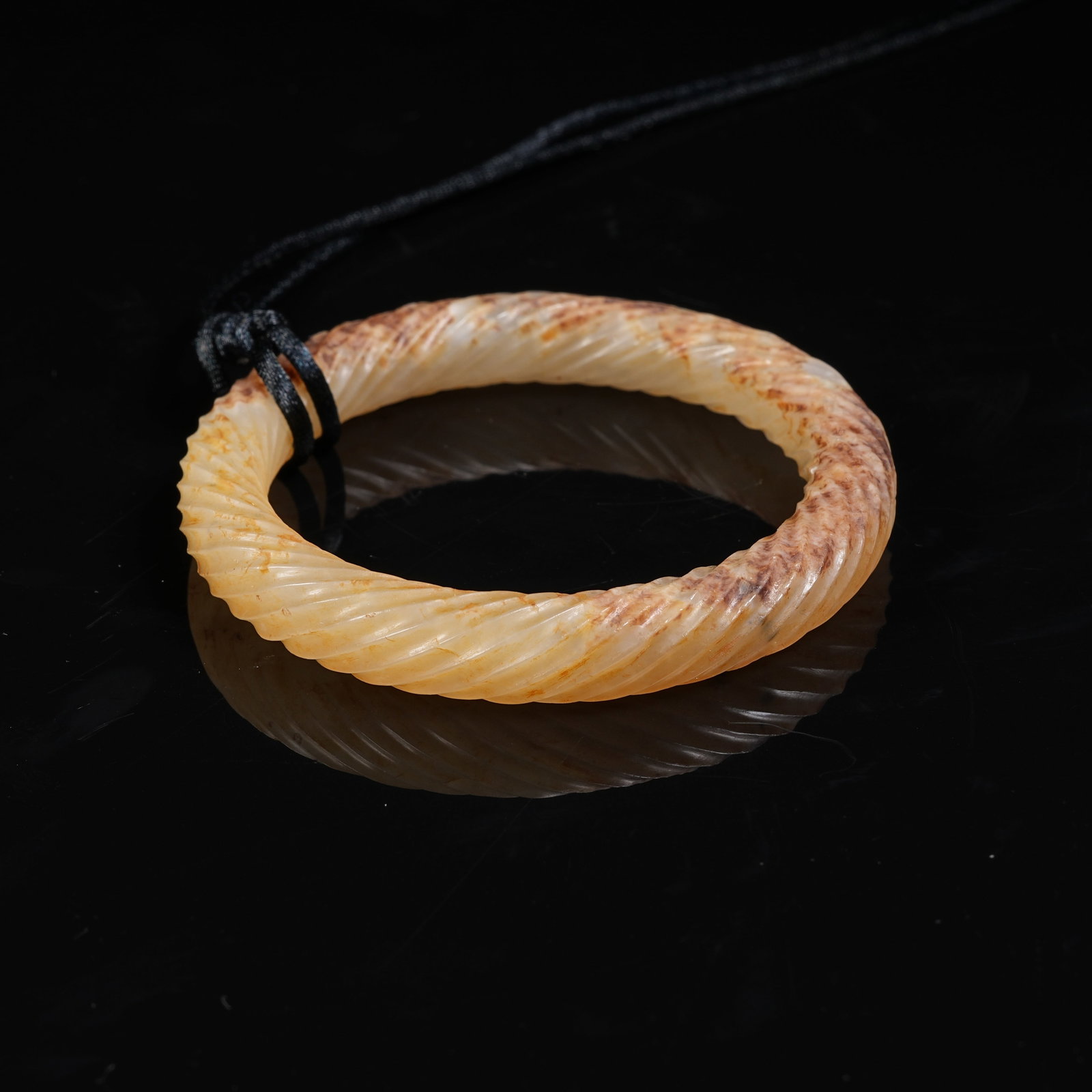 A ARCHAIC JADE TWISTED SILK PATTERN RING - 6