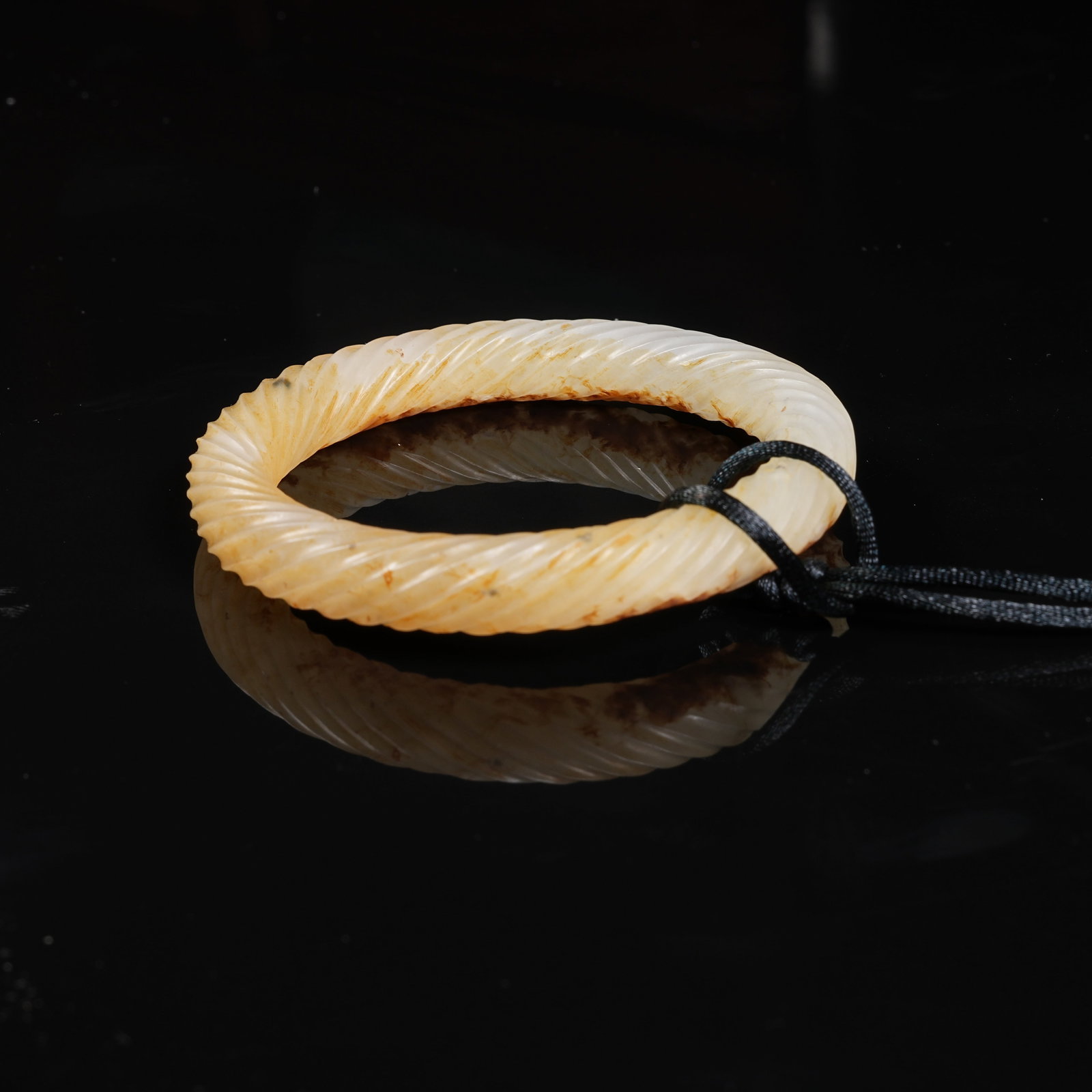A ARCHAIC JADE TWISTED SILK PATTERN RING - 7