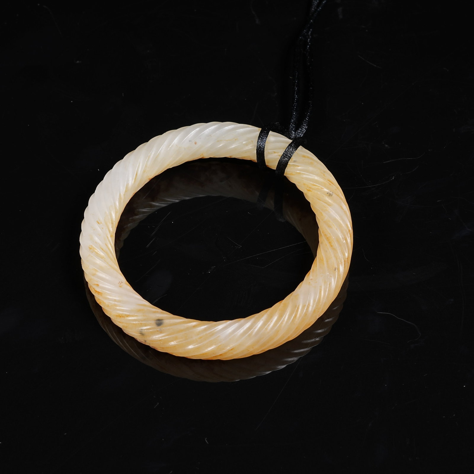 A ARCHAIC JADE TWISTED SILK PATTERN RING - 8
