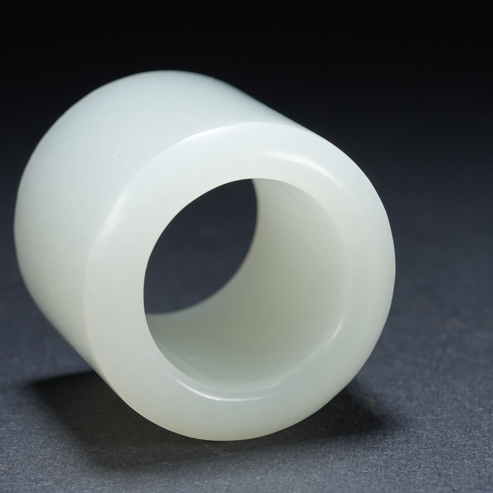 A HETIAN JADE THUMB RING - 10