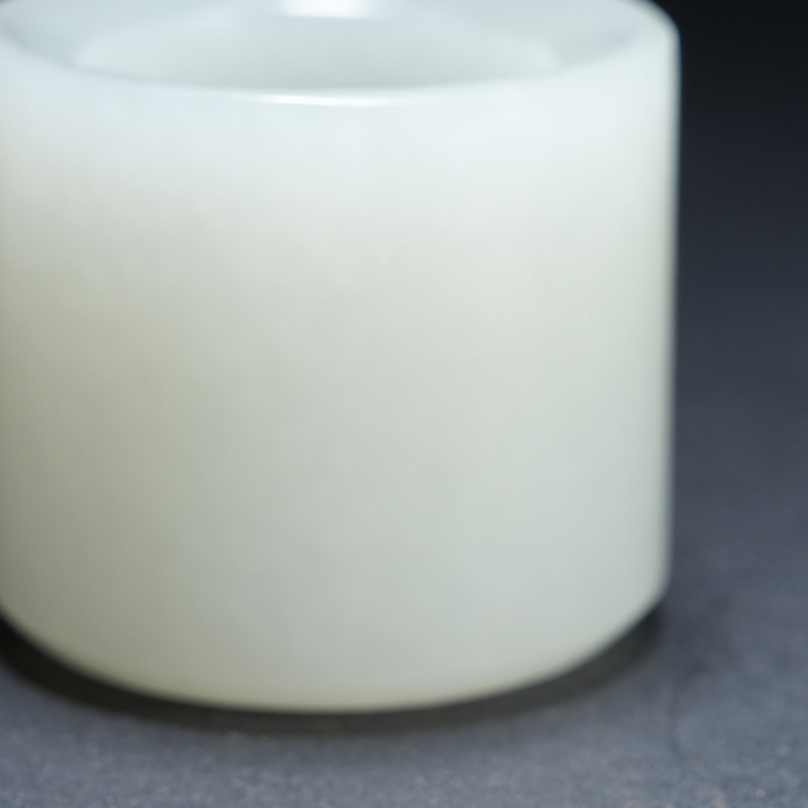 A HETIAN JADE THUMB RING - 7