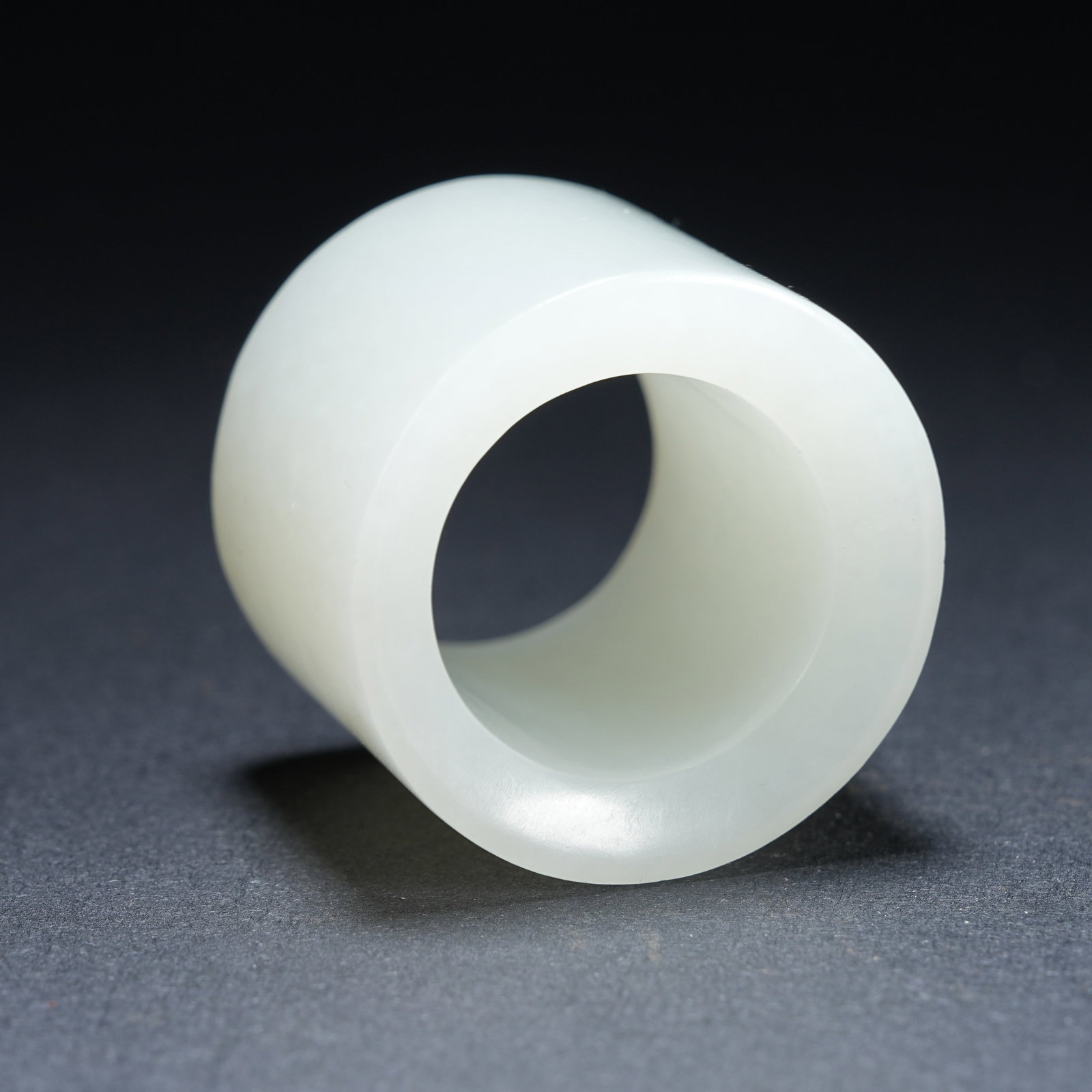 A HETIAN JADE THUMB RING - 8