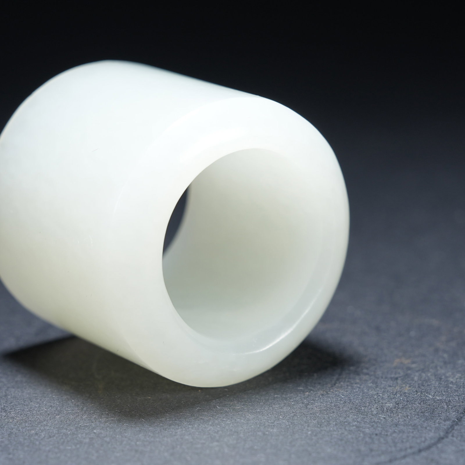 A HETIAN JADE THUMB RING - 9