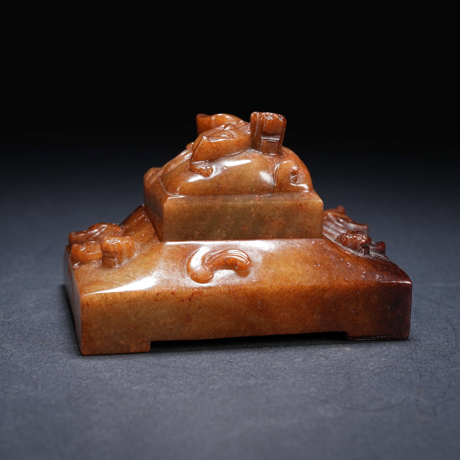 A ARCHAIC JADE DOUBLE-DRAGON SEAL WITH UPPER DRAGON SEAL: Archaic jade double-dragon seal with upper dragon seal