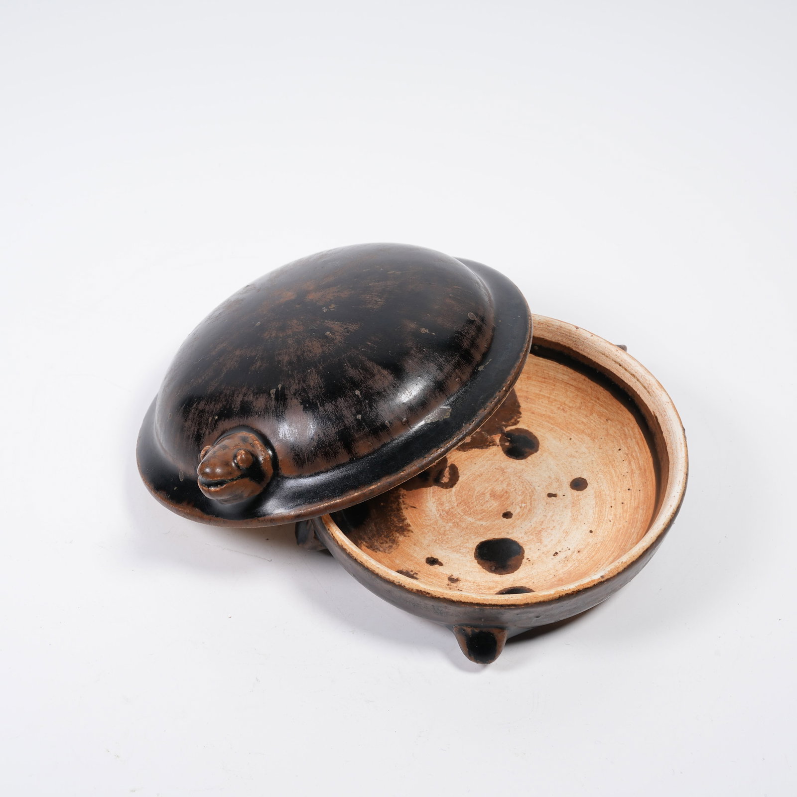 A GANZHOUYAO TURTLE-SHAPED COVERED JAR (1 of 9)