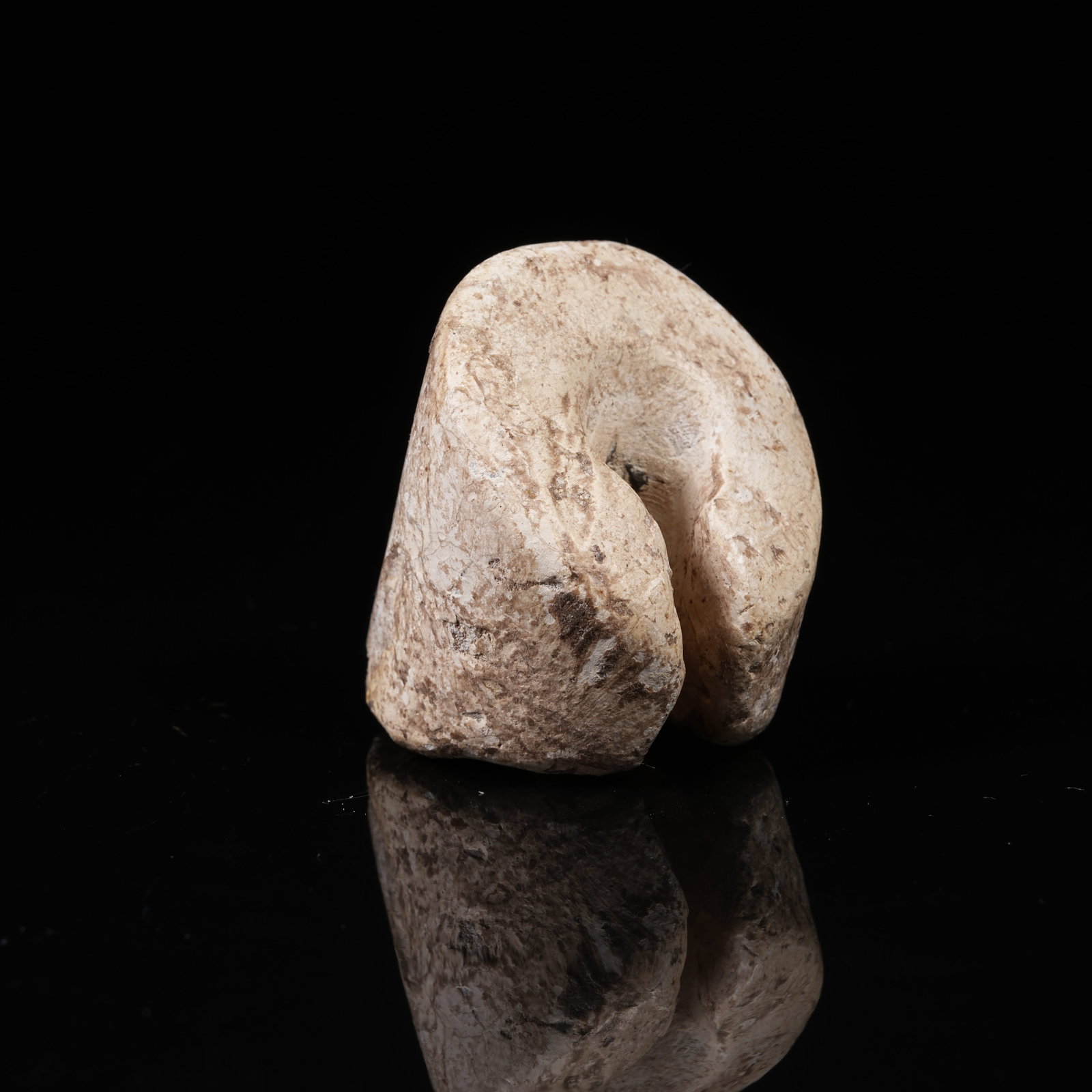 A HONGSHAN CULTURE ARCHAIC JADE JUE PENDANT: Hongshan Culture Archaic Jade Jue Pendant