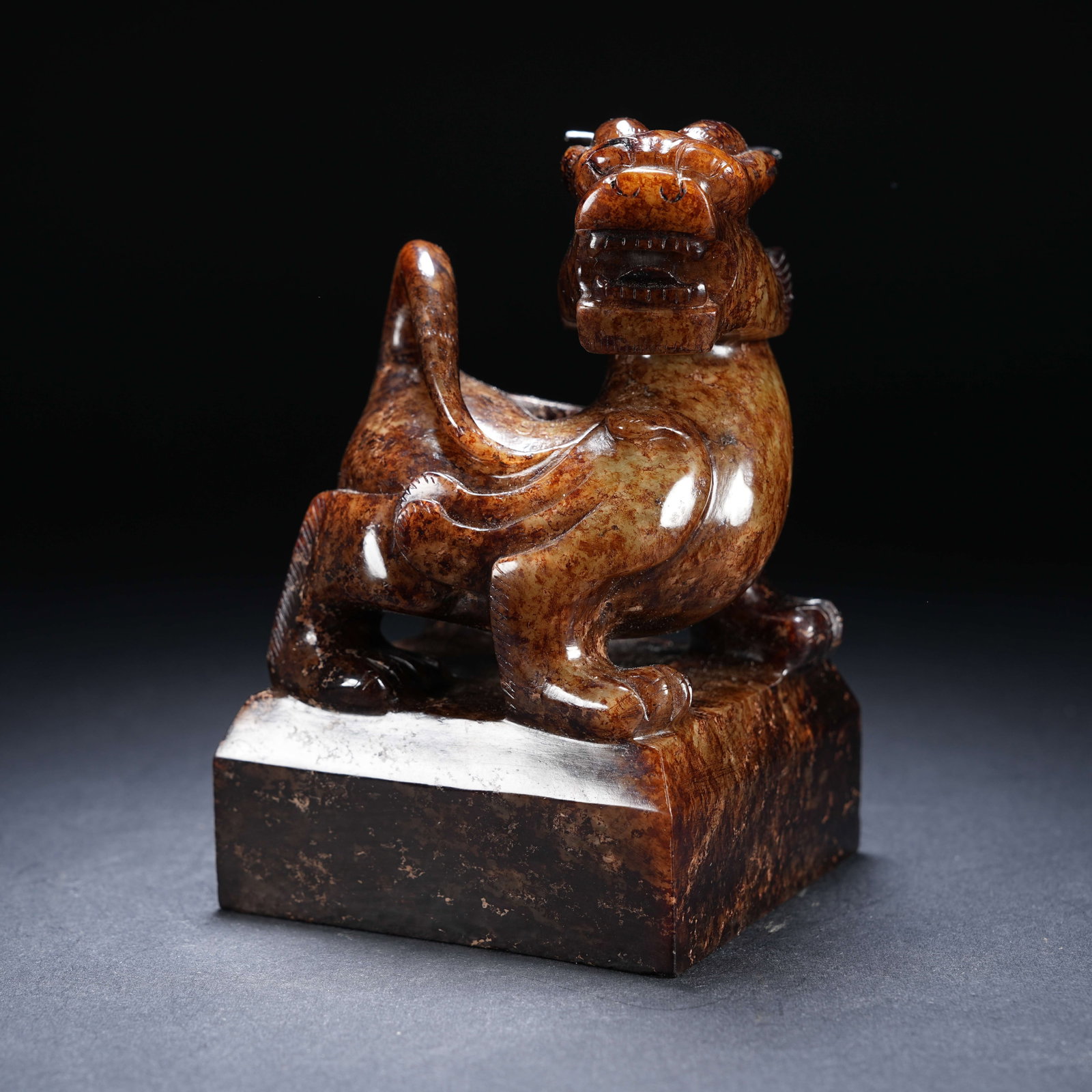 A ARCHAIC JADE BEAST KNOB SEAL: Archaic Jade Beast knob Seal
