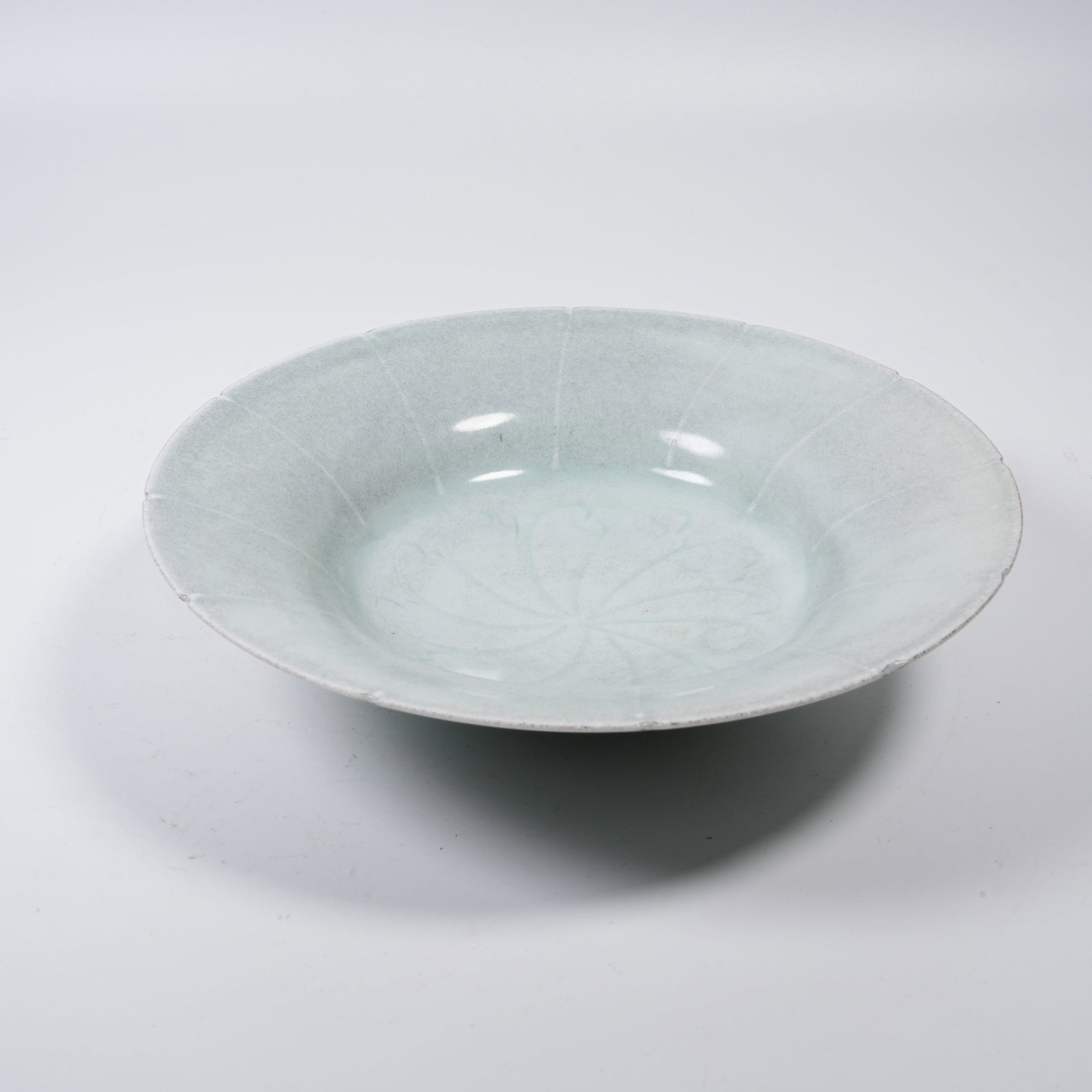 A YINGQING GLAZE SUNFLOWER-RIM PLATE WITH FLORAL PATTERNS: Yingqing Glaze Sunflower-rim Plate with Floral Patterns