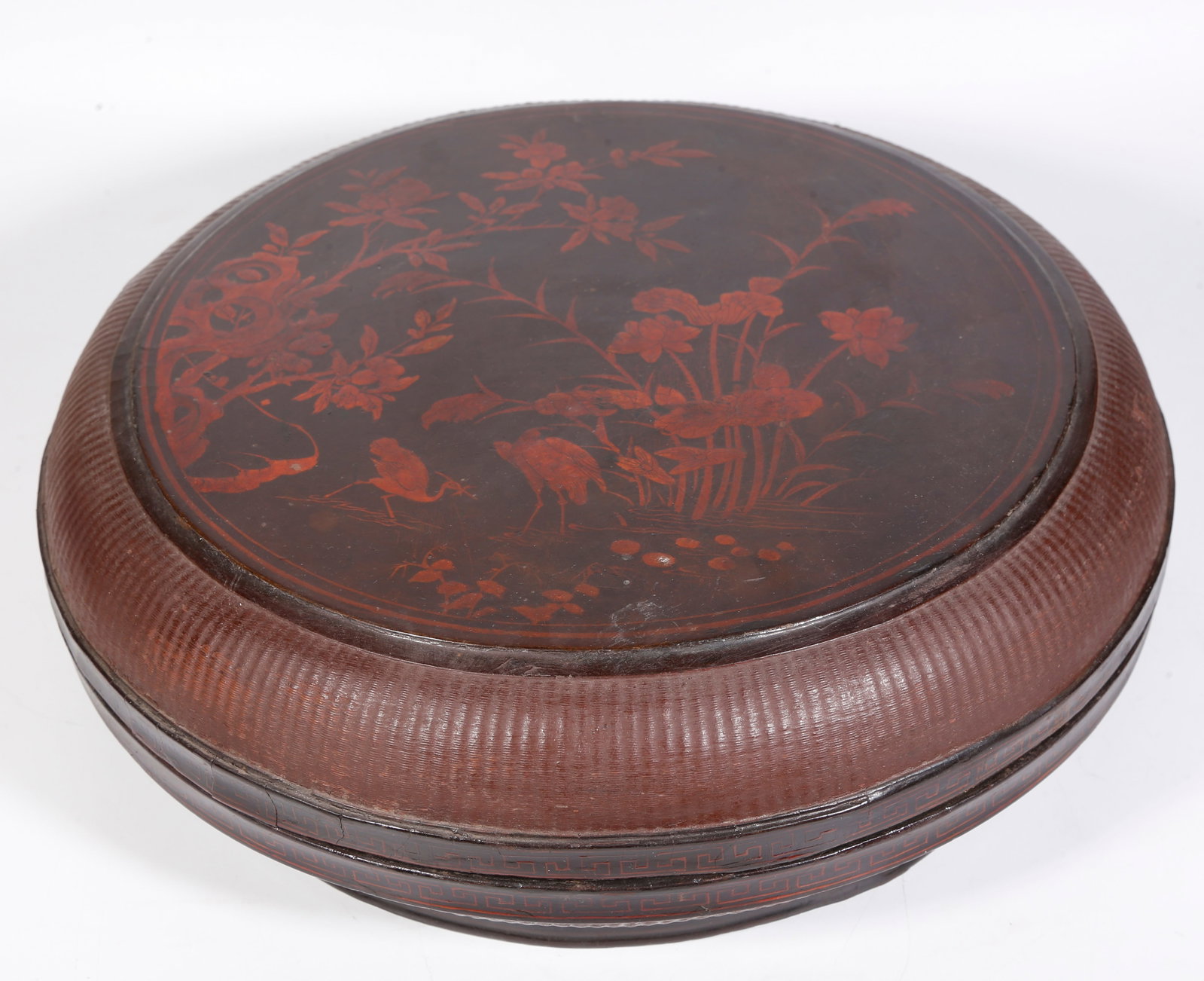 A GILT LACQUER HANDHELD BOX WITH SUCCESSIVE OFFICIAL RANK PATTERN: Gilt Lacquer Handheld Box with Successive Official Rank Pattern