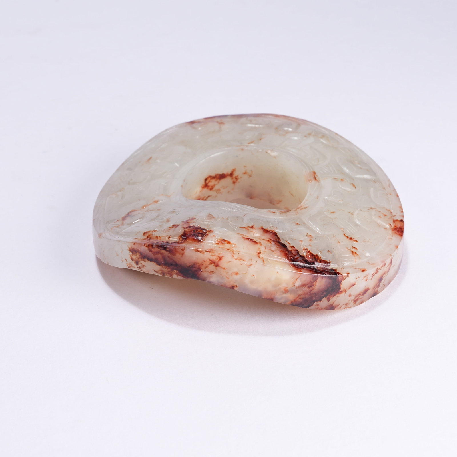 A ANCIENT JADE RING WITH CLOUD SCROLL PATTERN - 2