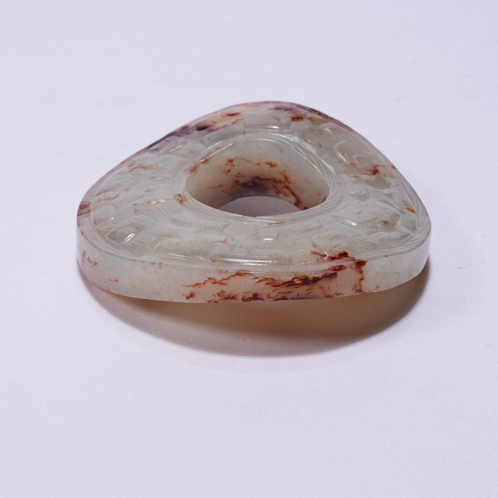 A ANCIENT JADE RING WITH CLOUD SCROLL PATTERN - 4