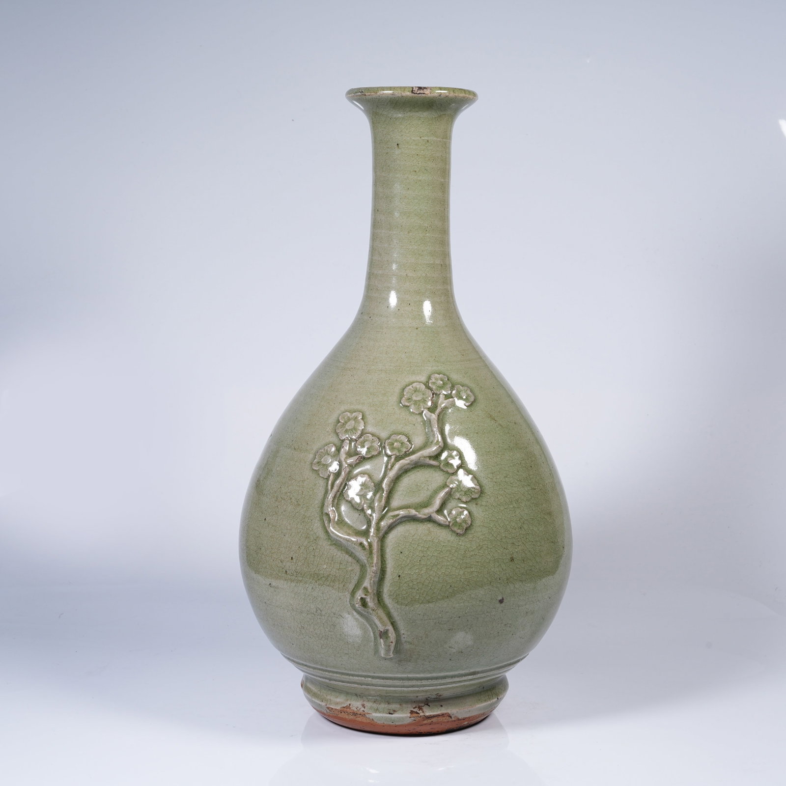 A CELADON LONG-NECKED VASE WITH APPLIED FLORAL DECORATION (1 of 9)