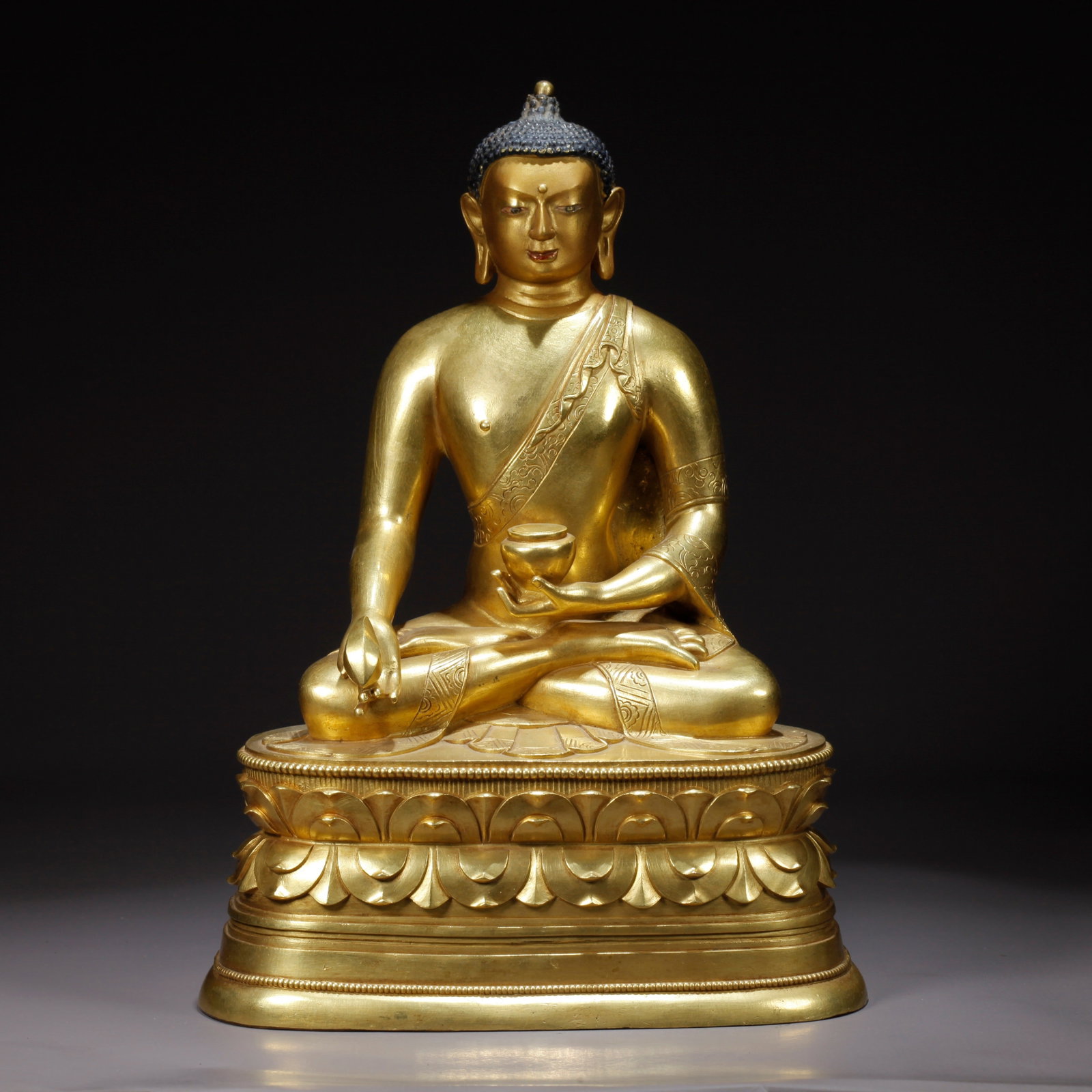 A GILDED BRONZE SHAKYAMUNI BUDDHA STATUE: Gilded Bronze Shakyamuni Buddha Statue