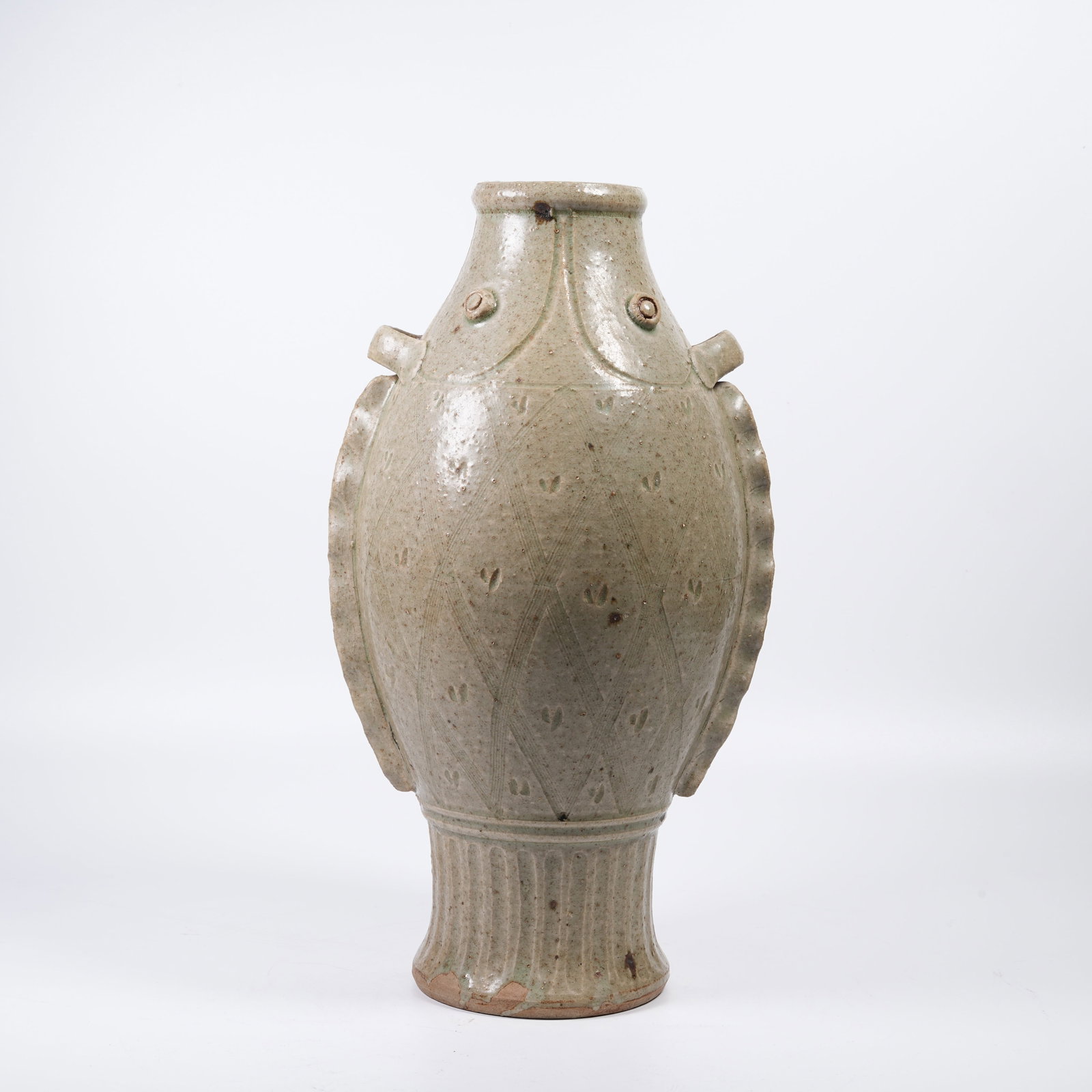 A YUEYAO DOUBLE-FISH VASE WITH LOOP HANDLES (1 of 10)