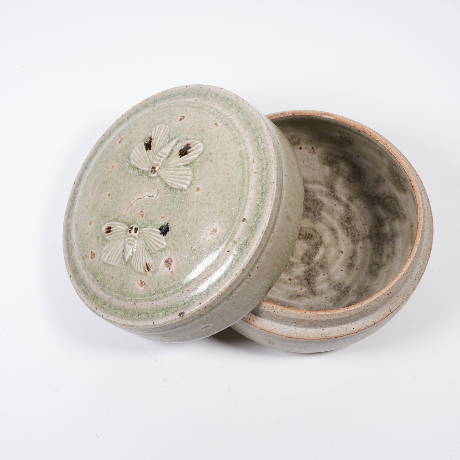 A XIANGZHOUYAO COVERED JAR WITH DOUBLE BUTTERFLY PATTERNS: Xiangzhouyao Covered Jar with Double Butterfly Patterns