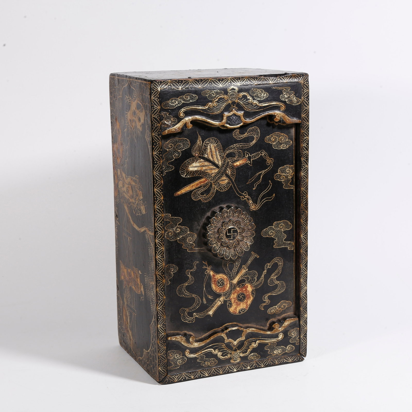 A GILT LACQUER COVERED BOX WITH FIGURE STORY PATTERN (1 of 10)
