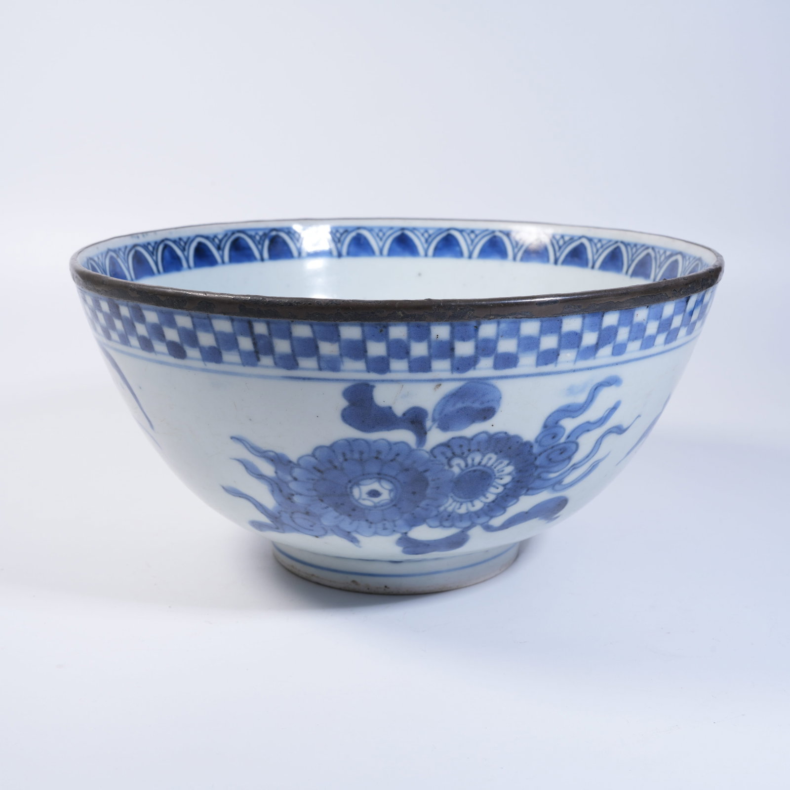 A BLUE AND WHITE LARGE BOWL WITH FLORAL PATTERN: Blue and White Large Bowl with Floral Pattern