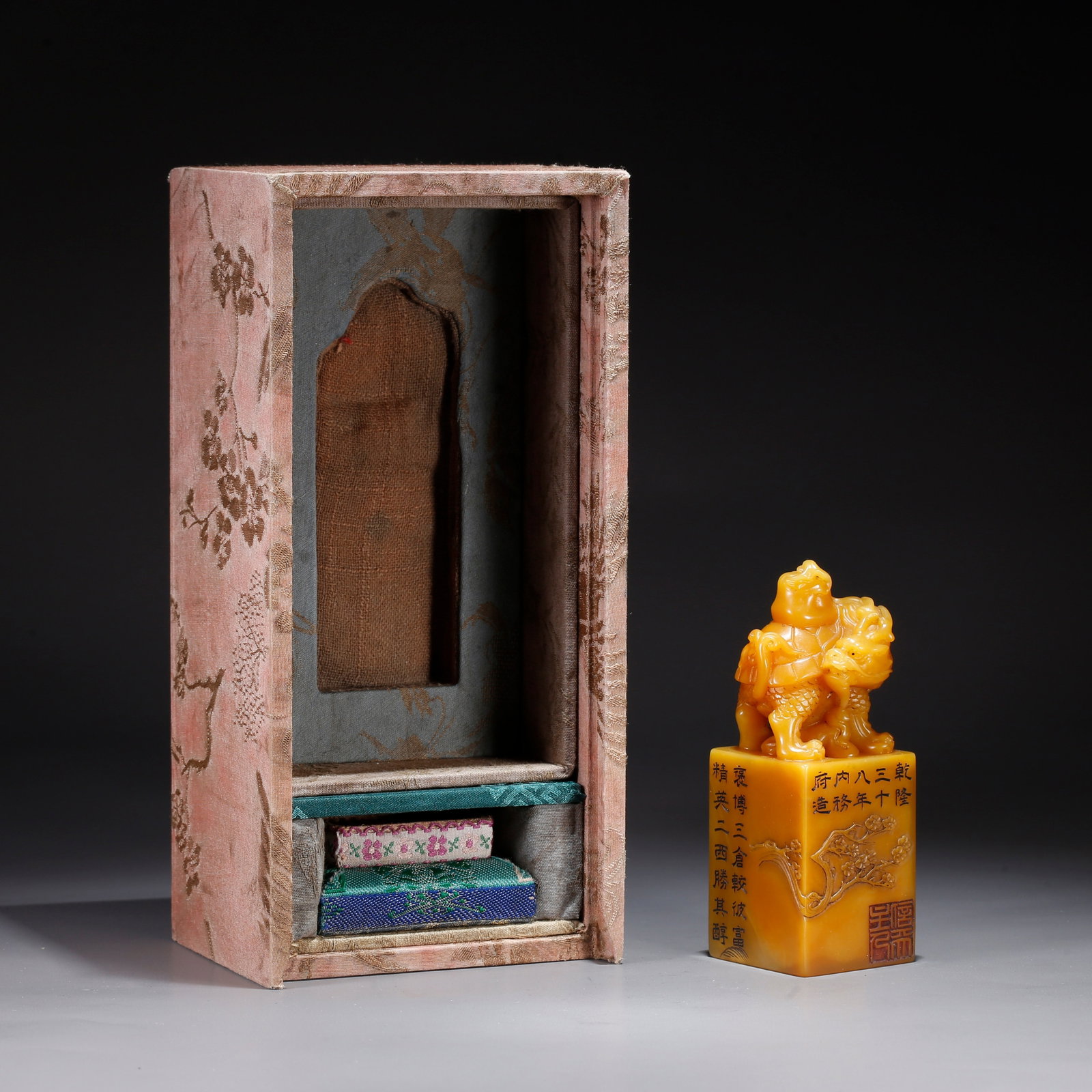 A SEAL WITH TURTLE KNOB CARVED FROM SHOUSHAN TIANHUANG STONE: Seal with Turtle Knob Carved from Shoushan Tianhuang Stone